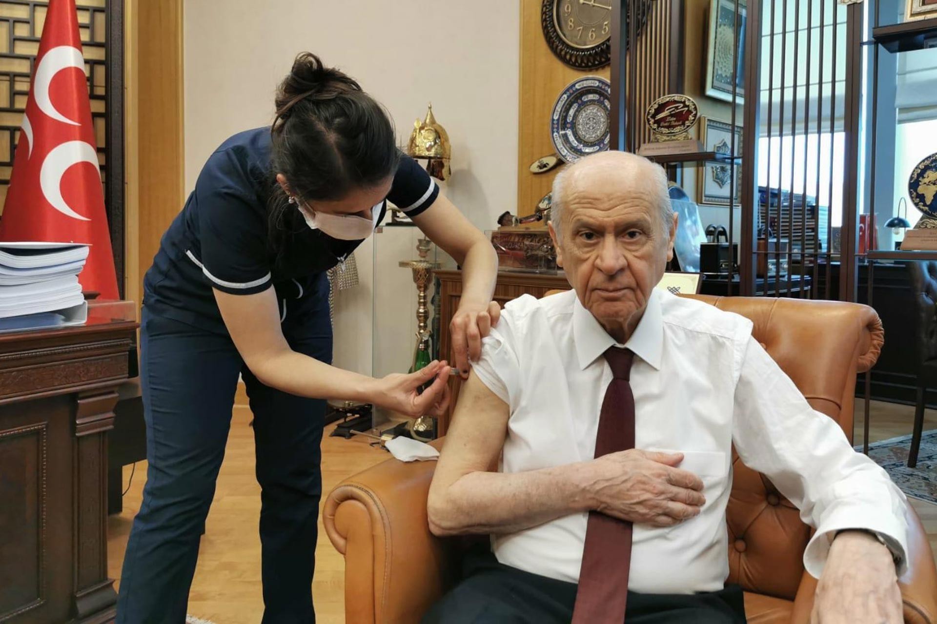 Bahçeli ve Akşener aşı oldu, Kılıçdaroğlu ve HDP Eş Başkanları sıralarını bekleyecek