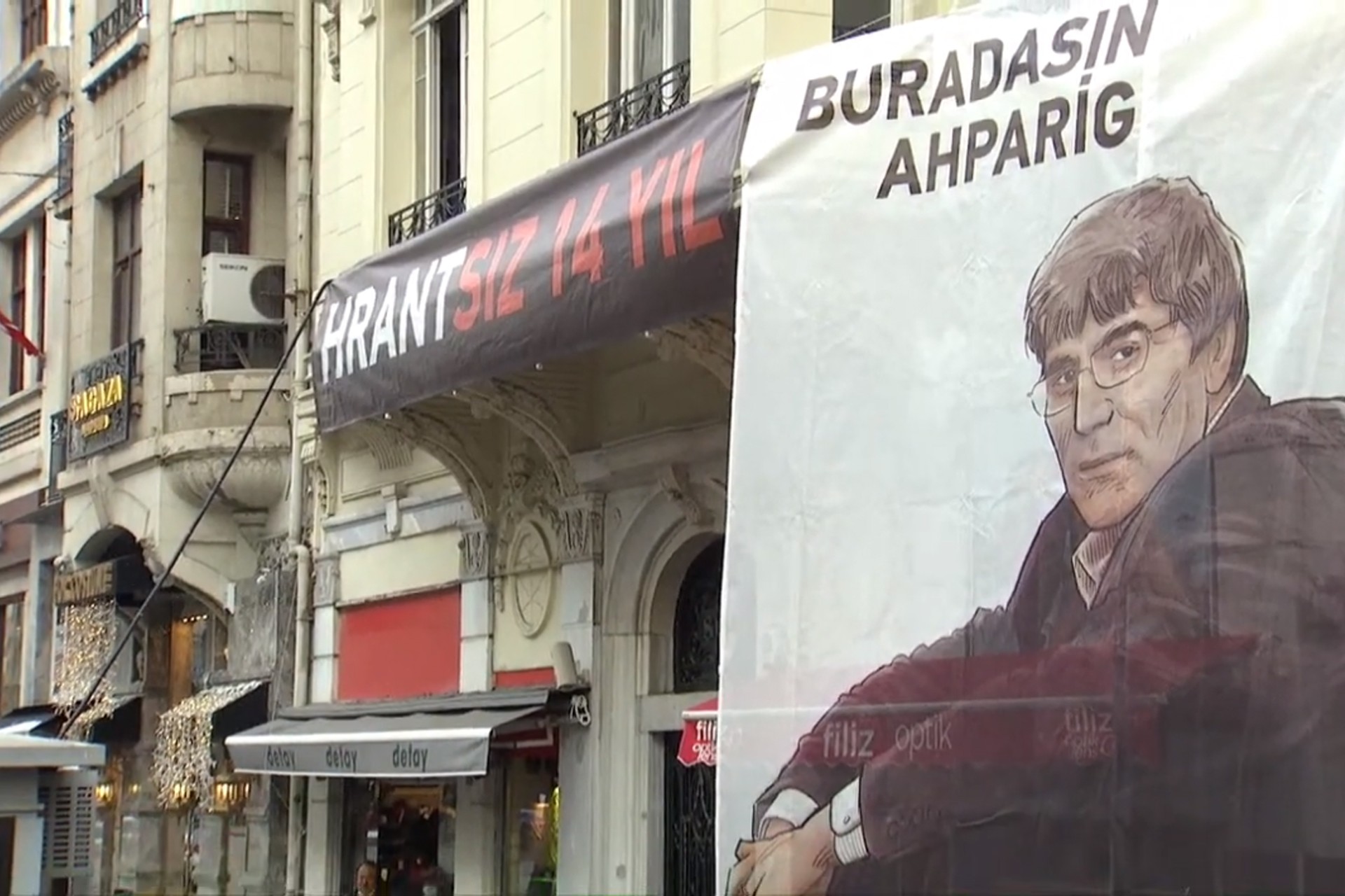 Agos Gazetesi duvarında Hrant Dink'in fotoğrafı