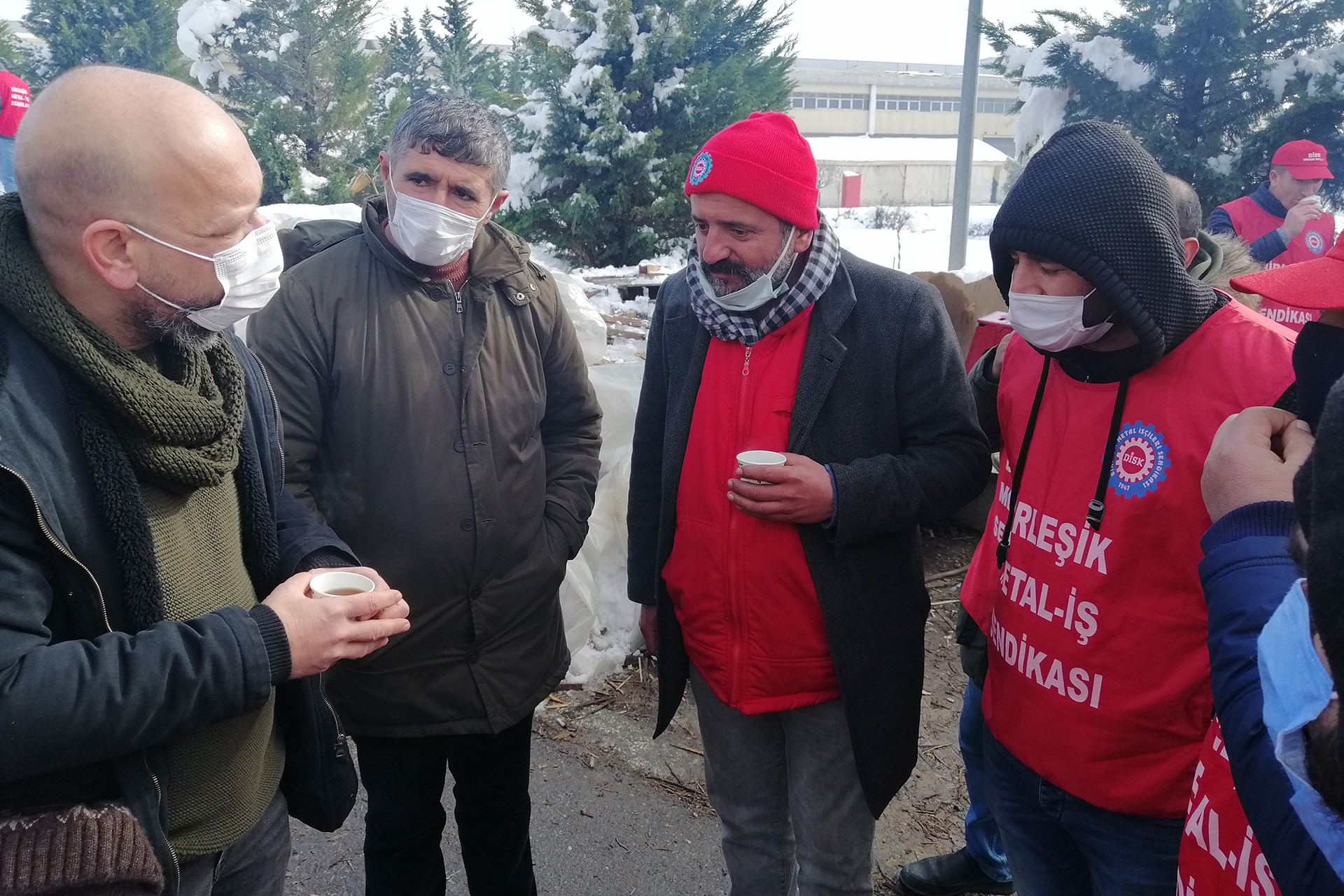 Sendikal hakları için greve çıkan Baldur işçilerini Sanatçı Haluk Tolga İlhan ve Yeni e Dergisi Editörü Hakkı Özdal ziyaret etti.