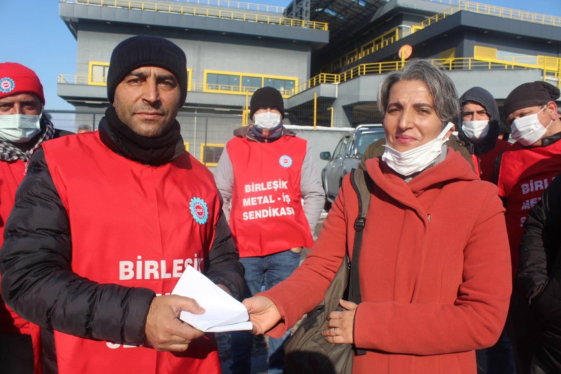 Emek Partisi (EMEP) Kocaeli İl Başkanı Arzu Erkan, Almanya'daki Mercedes işçilerinin grevde Baldur işçileri için topladığı maddi desteği Birleşik Metal-İş yönetimine ulaştırdı.