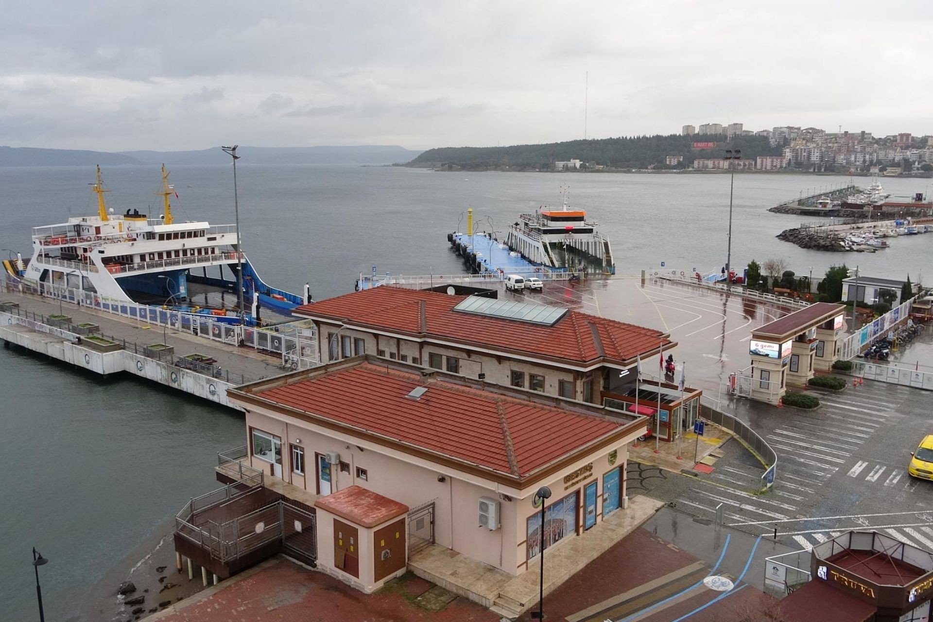 Olumsuz hava şartları nedeniyle Gökçeada ve Bozcaada'ya feribot seferleri yapılamıyor