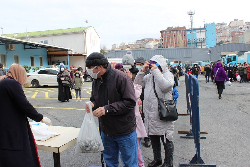 A photo of poverty: 3500 families queued for 1kg of mackerel