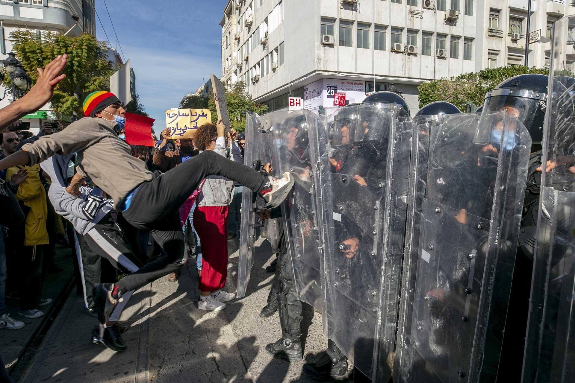 Tunus’ta geçen hafta gözaltına alınan gençlerin serbest bırakılması talebiyle, 'Halkın evlatları hapishanelerde' sloganıyla eylem düzenlendi.