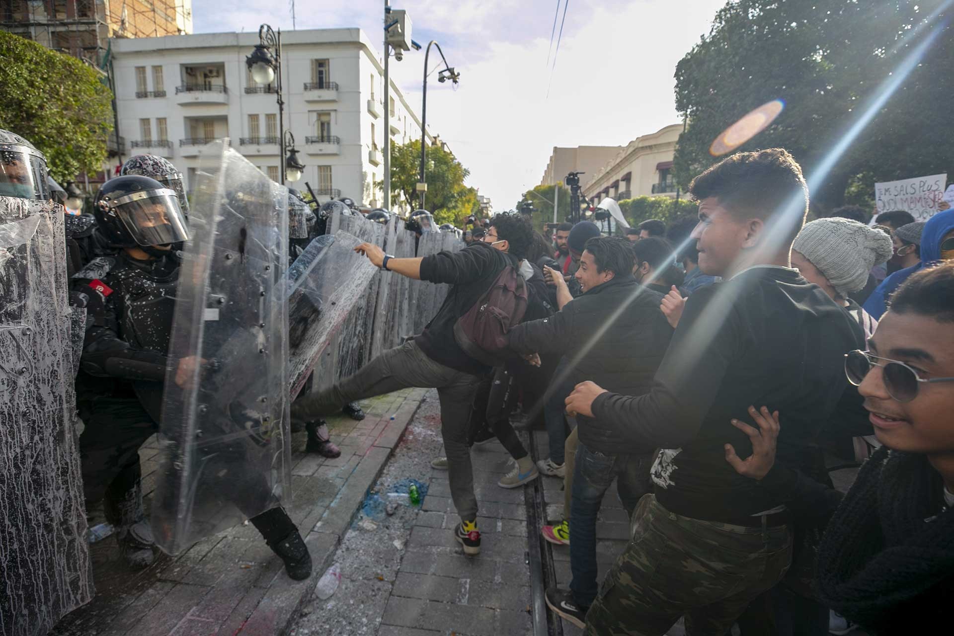 Tunus’ta geçen hafta gözaltına alınan gençlerin serbest bırakılması talebiyle, 'Halkın evlatları hapishanelerde' sloganıyla eylem düzenlendi.