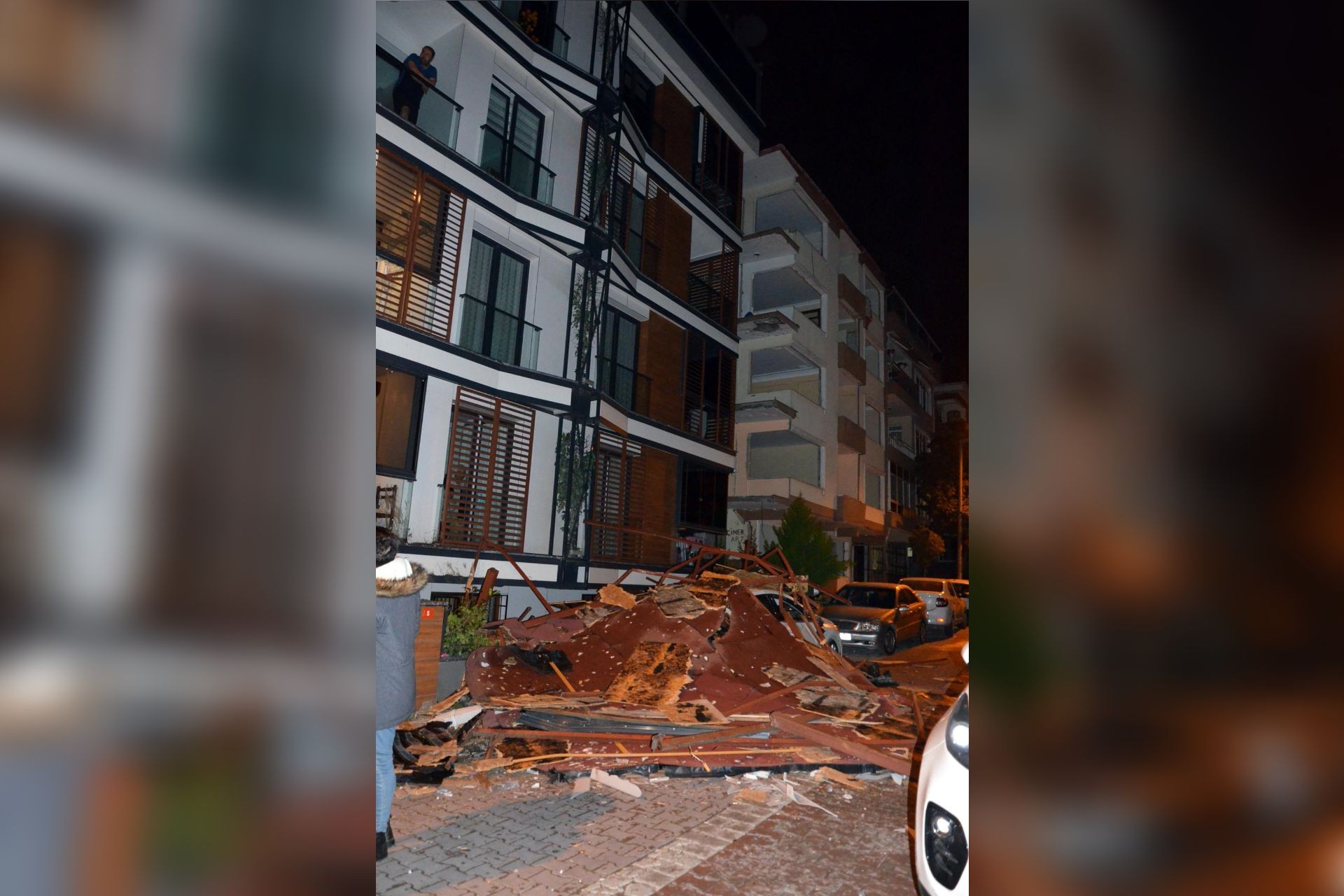 İstanbul’da fırtına etkili oldu: 193 çatı uçtu, 3 kişi yaralandı