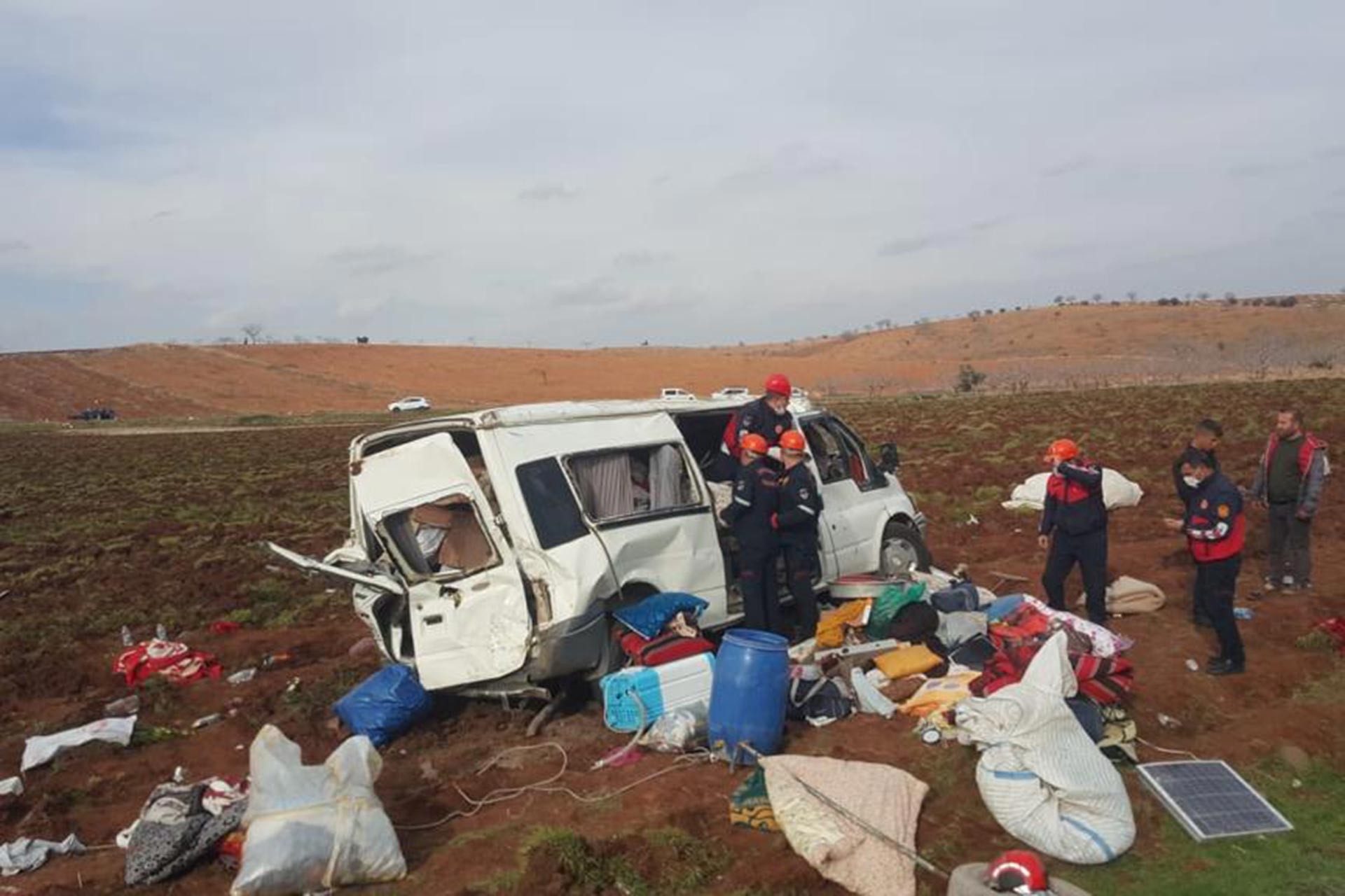 Urfa'da tarım işçilerini taşıyan minibüs devrildi: 13 işçi yaralı