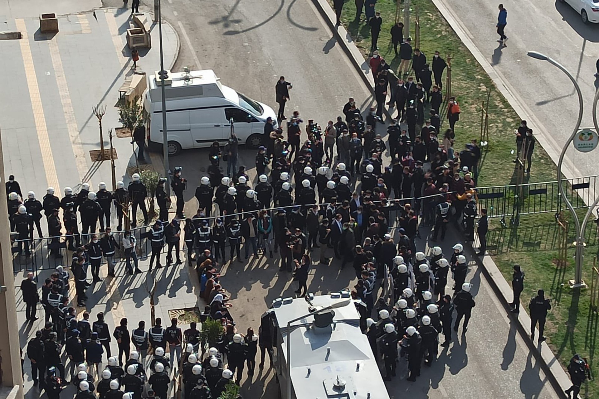 Polis, HDP'li milletvekilinin sesini sirenle kesmeye çalıştı