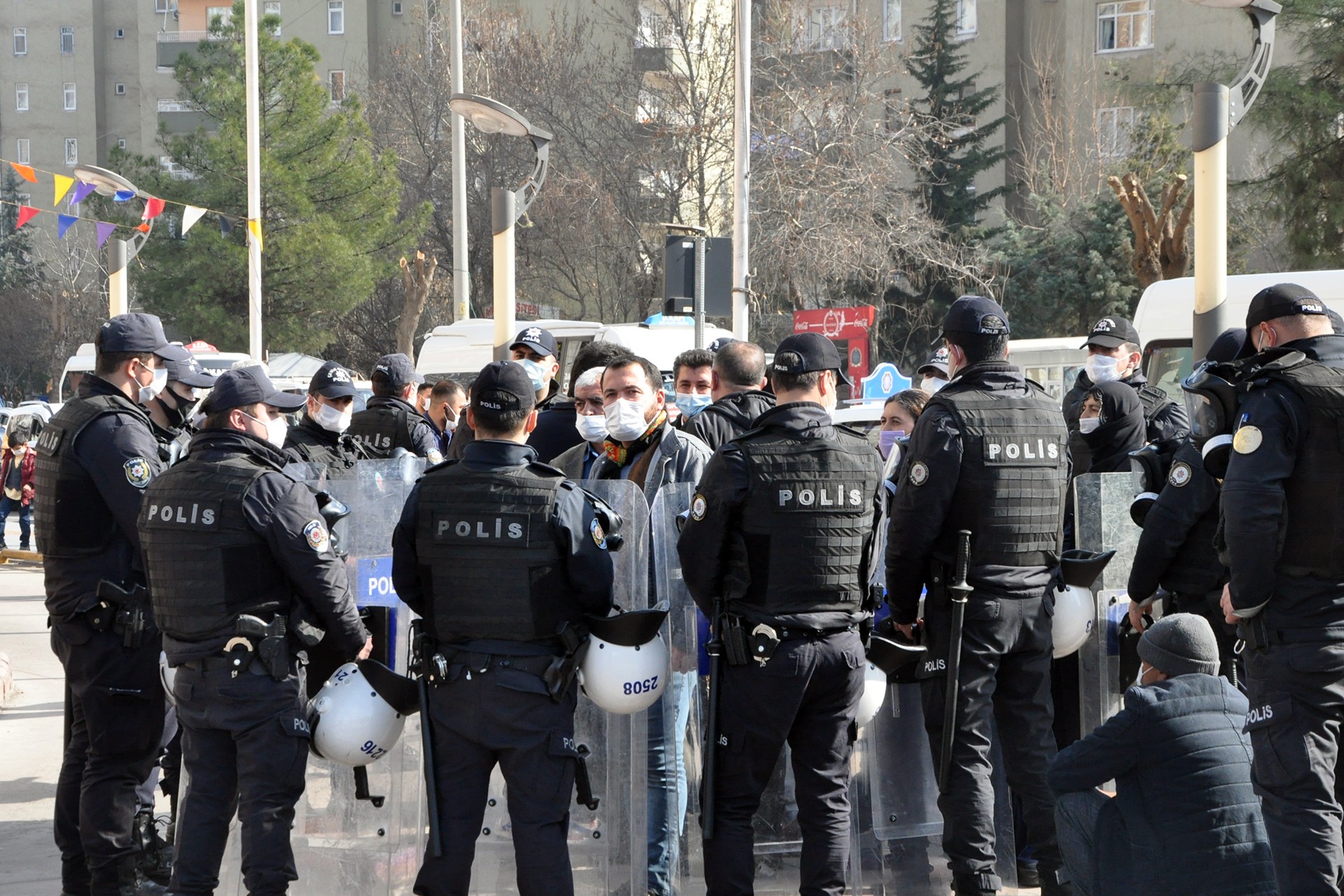 HDP'li vekillerin polislerce çevrildi