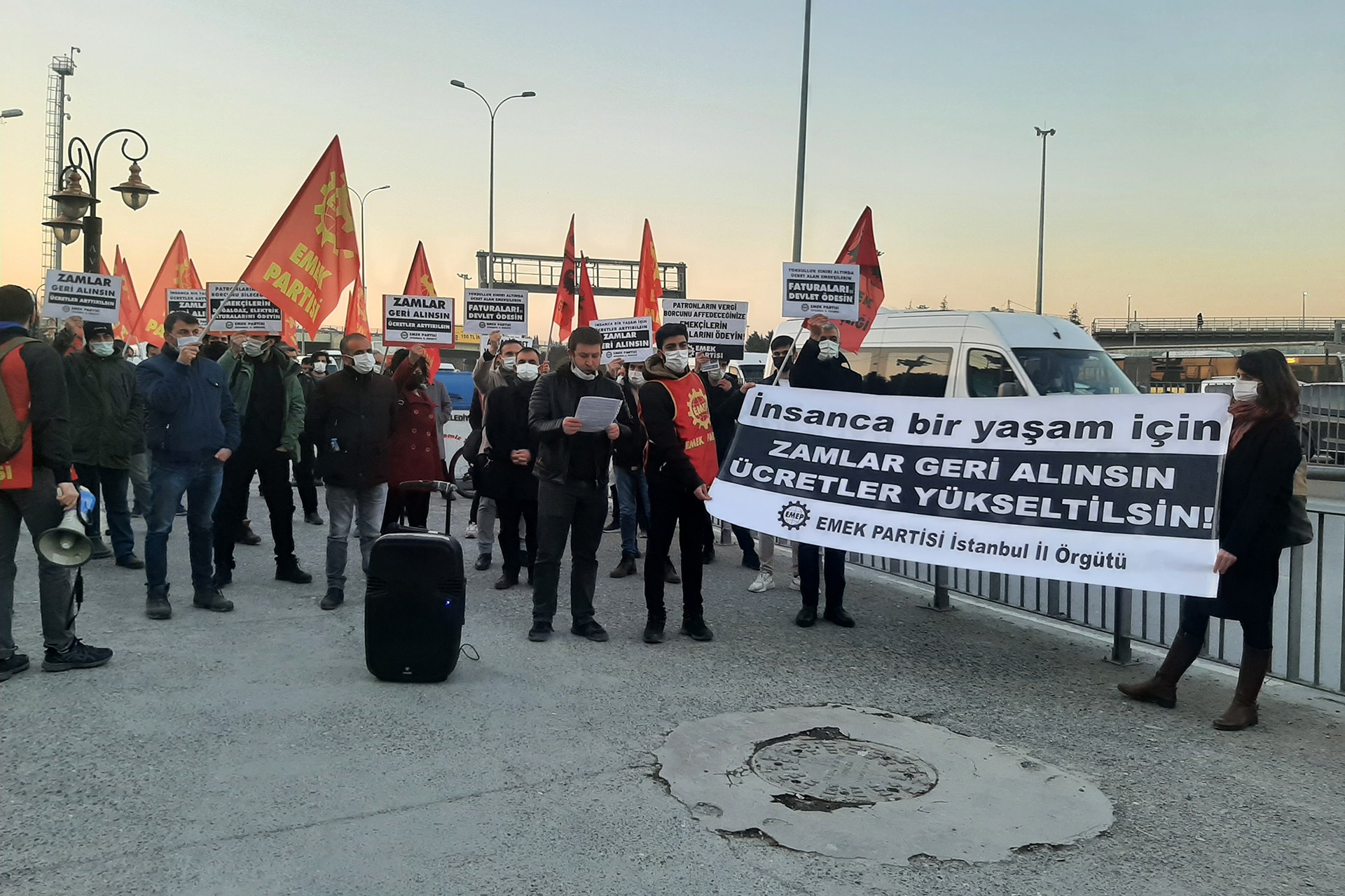 Emek Partisi (EMEP) yurdun pek çok noktasında zamlara ve hayat pahalılığına karşı eylemler düzenledi.