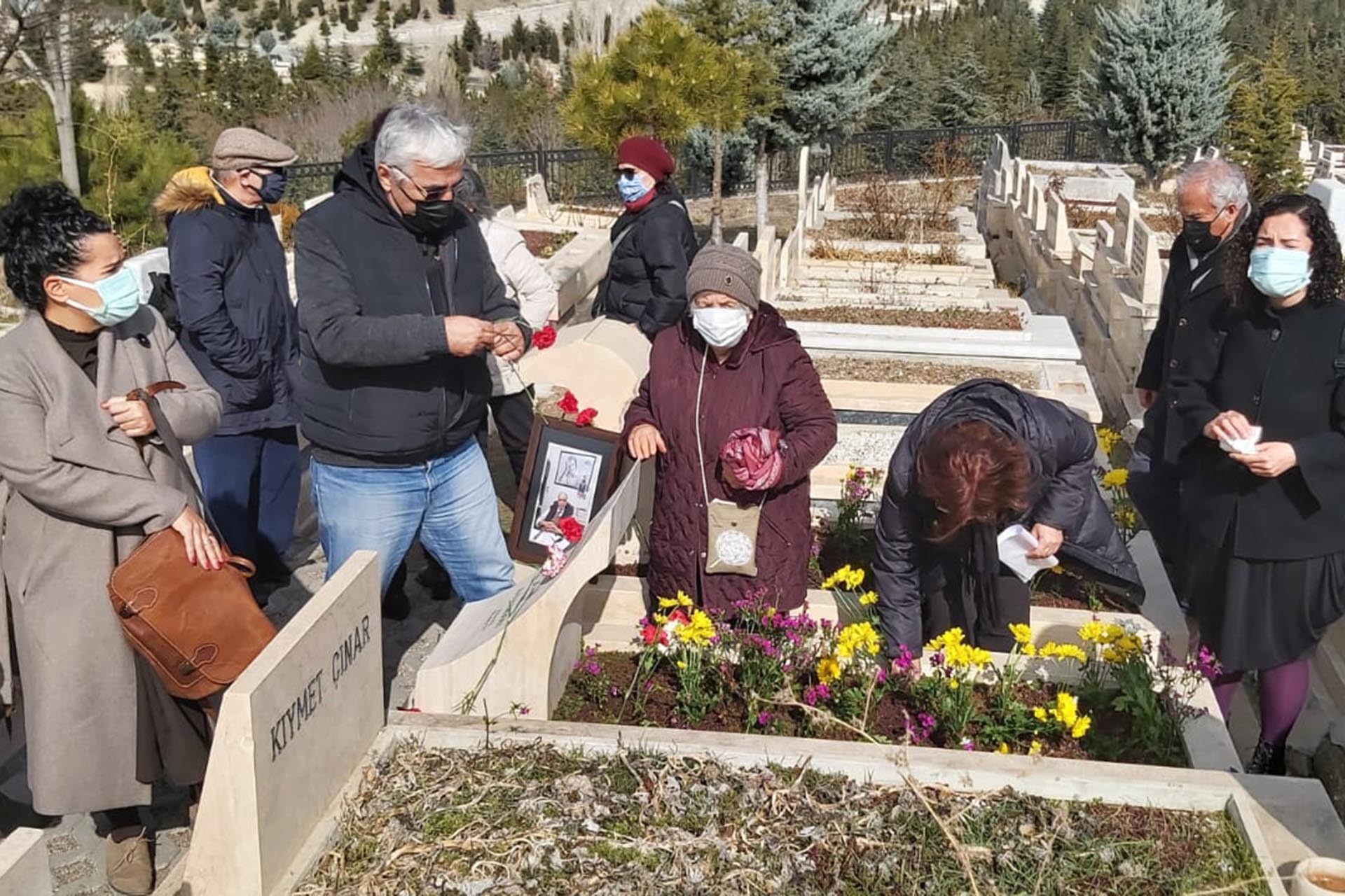 Muzaffer İlhan Erdost'un mezarı