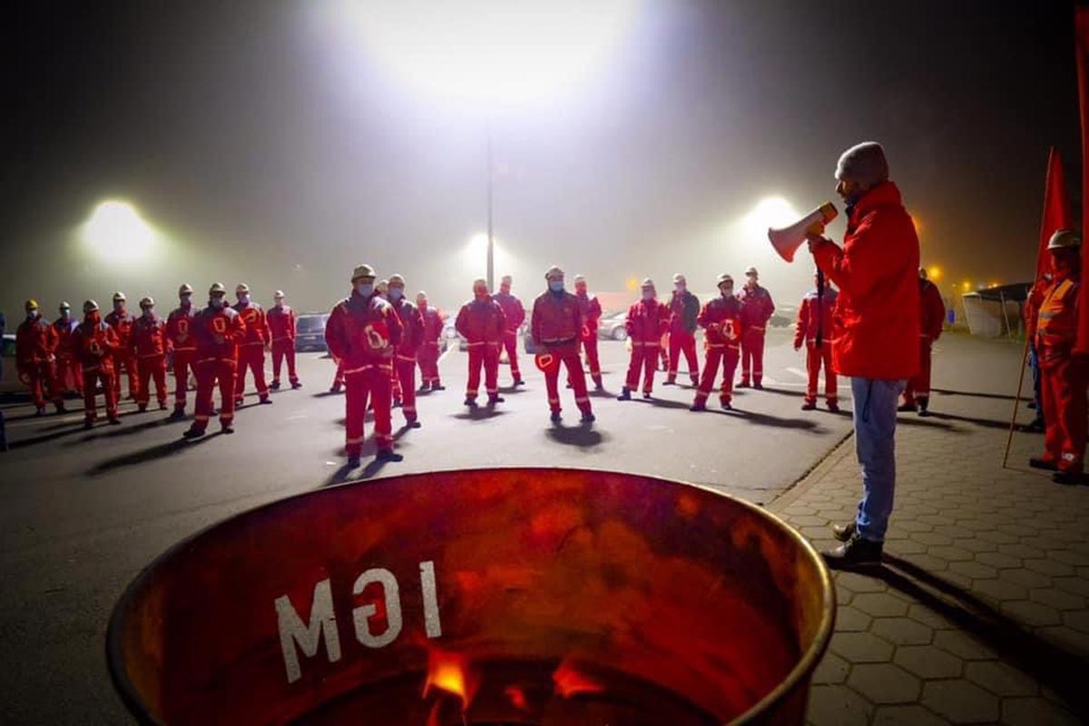 IG Metall üyesi işçiler gece saatlerinde toplanmış