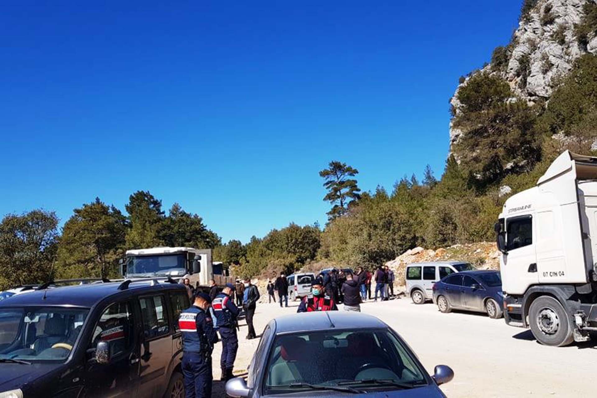 Isparta'da mermer ocağı yüzünden evlerinden olan köylüler yolu kapattı