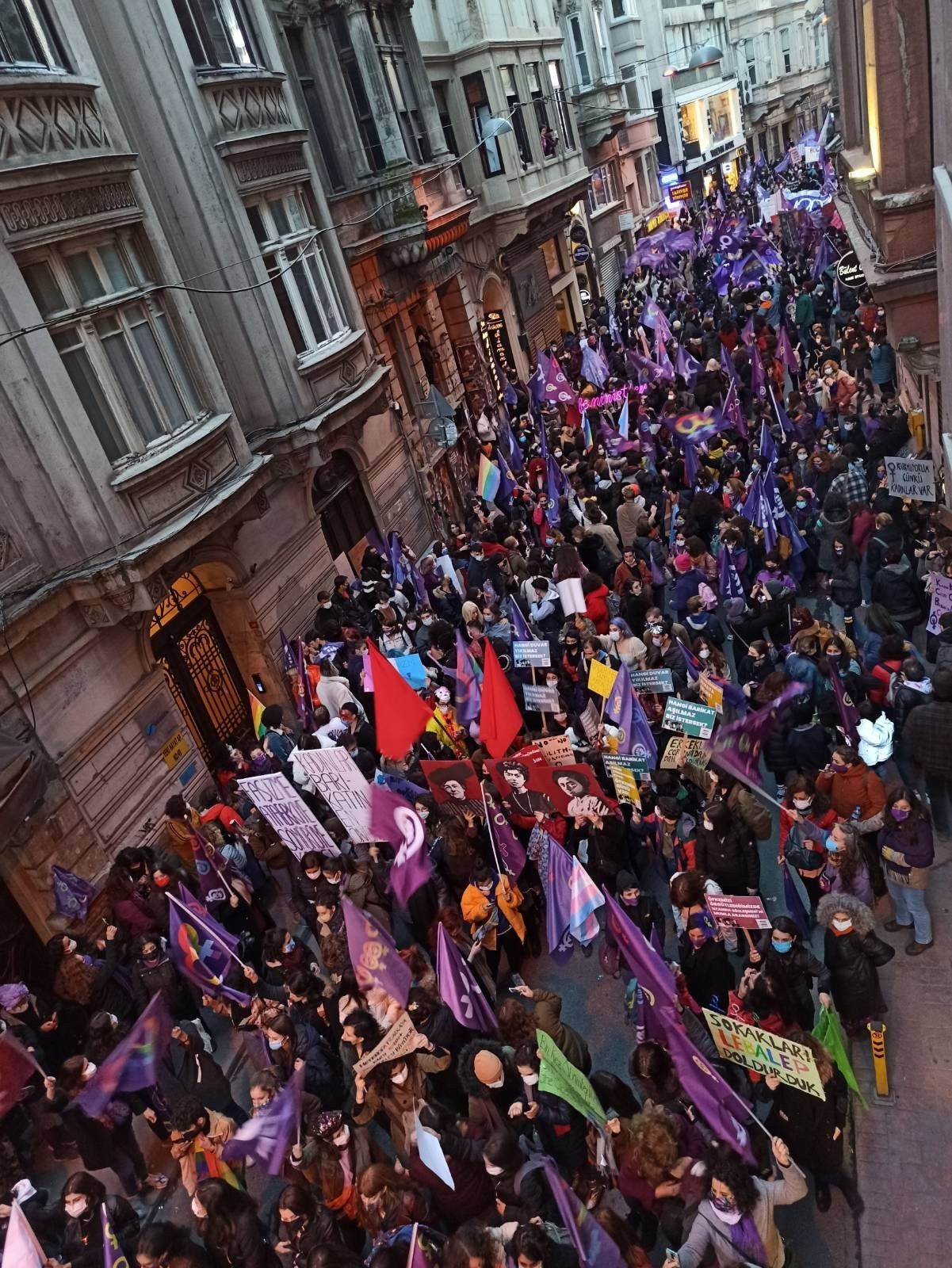 Feminist Gece Yürüyüşü için toplanan kadınlar