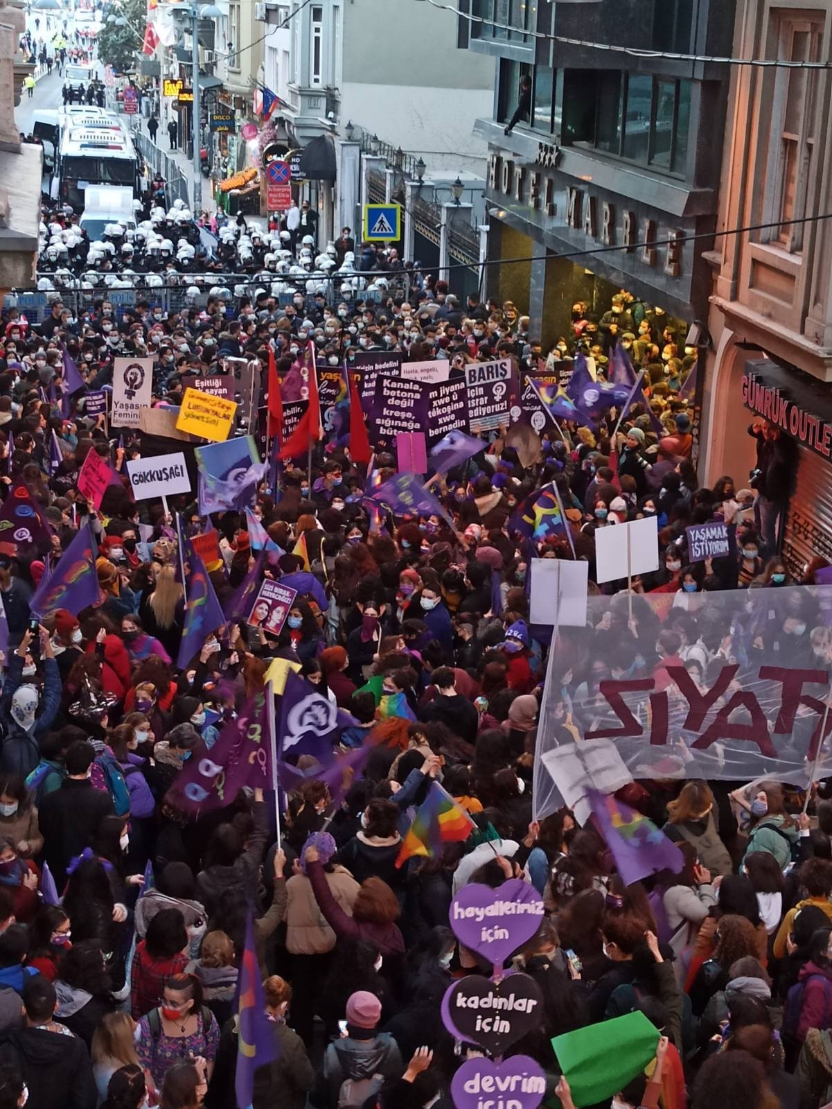 Feminist Gece Yürüyüşü için toplanan kadınlar