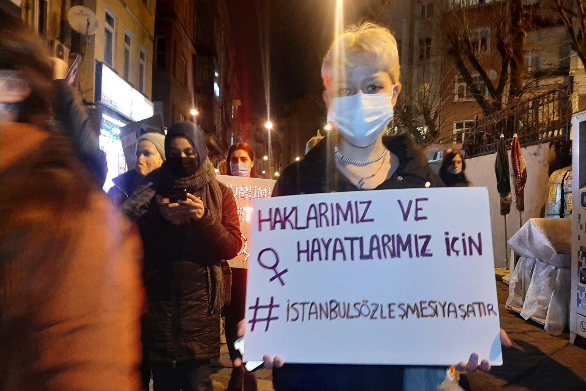 İstanbul Sözleşmesi yaşatır dövizini taşıyan kadın