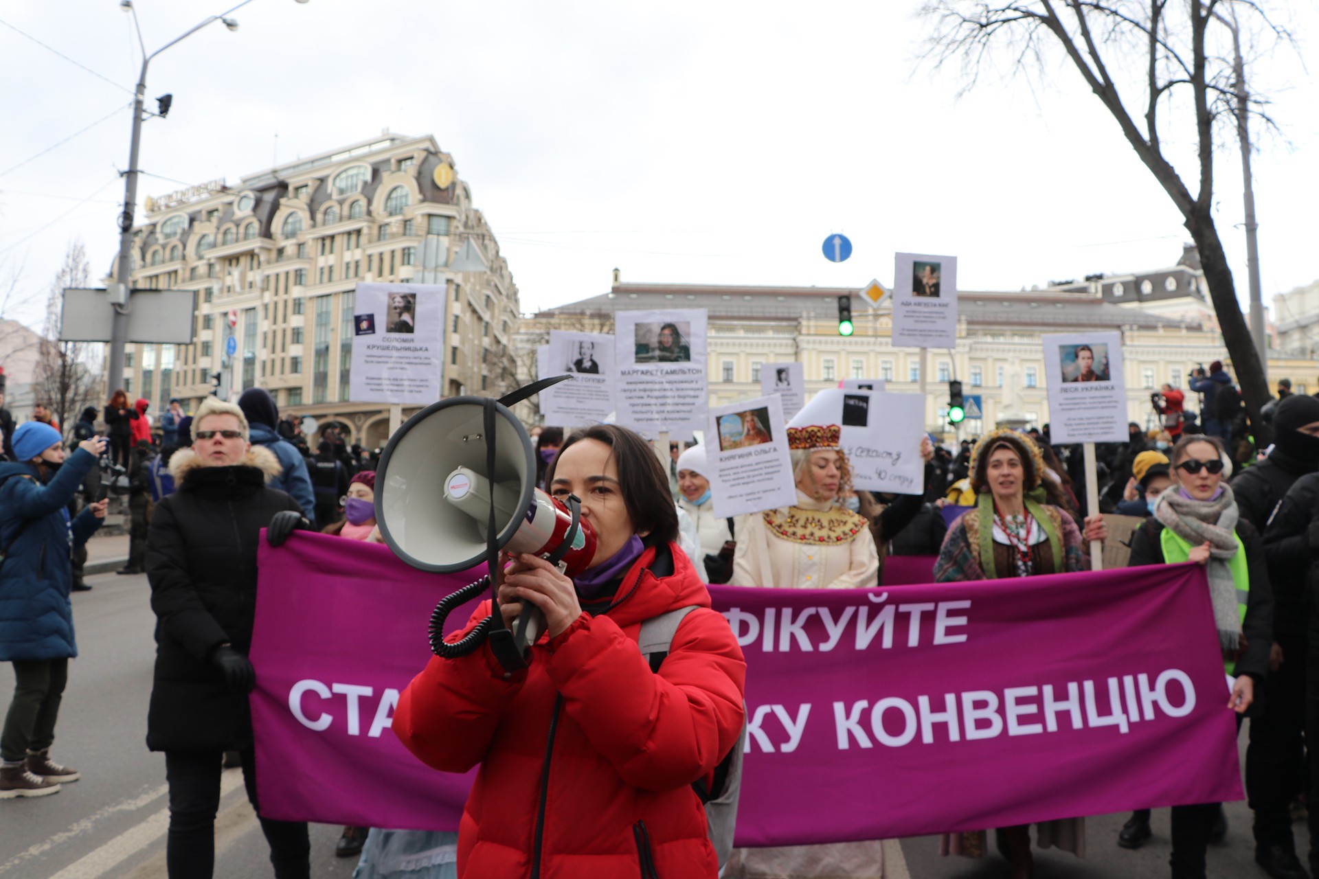 Kiev'de kadınlar 8 Mart'ta sokaktaydı 