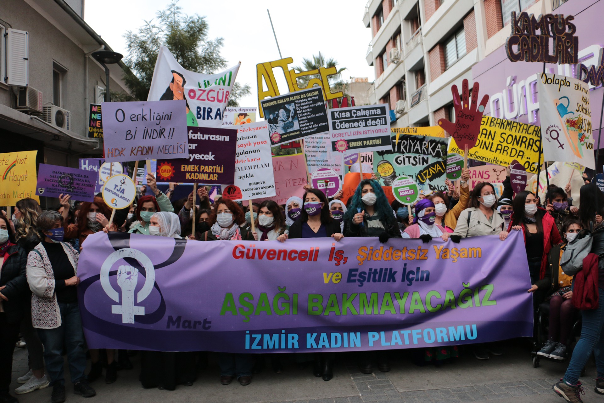 İzmir’de kadınlar 8 Mart taleplerini haykırdı: İstanbul Sözleşmesi yaşatır