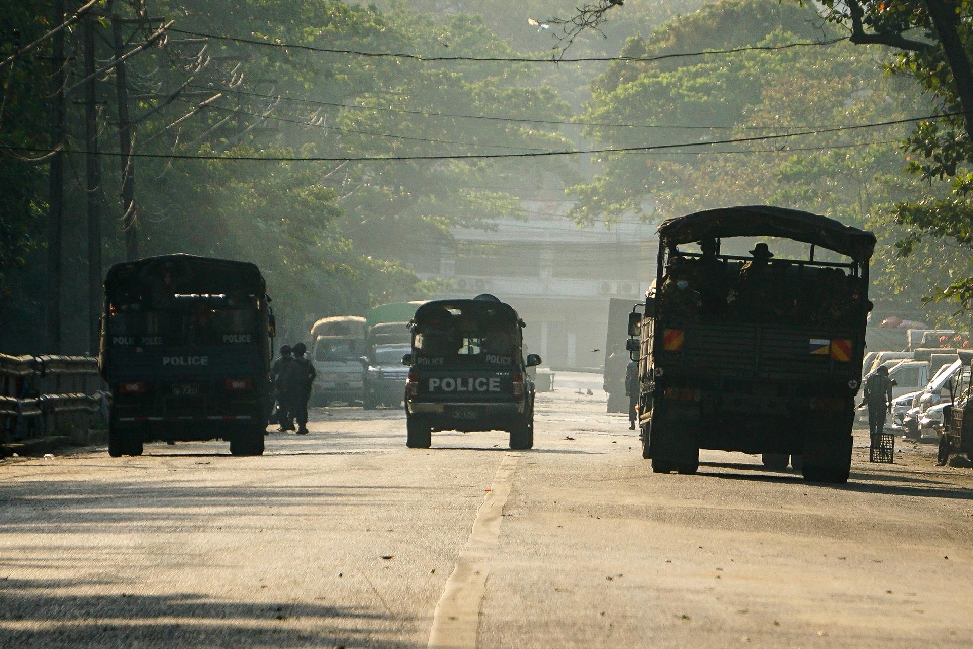 Myanmar'da darbeye karşı greve çıkan demir yolu işçilerinin evleri basıldı