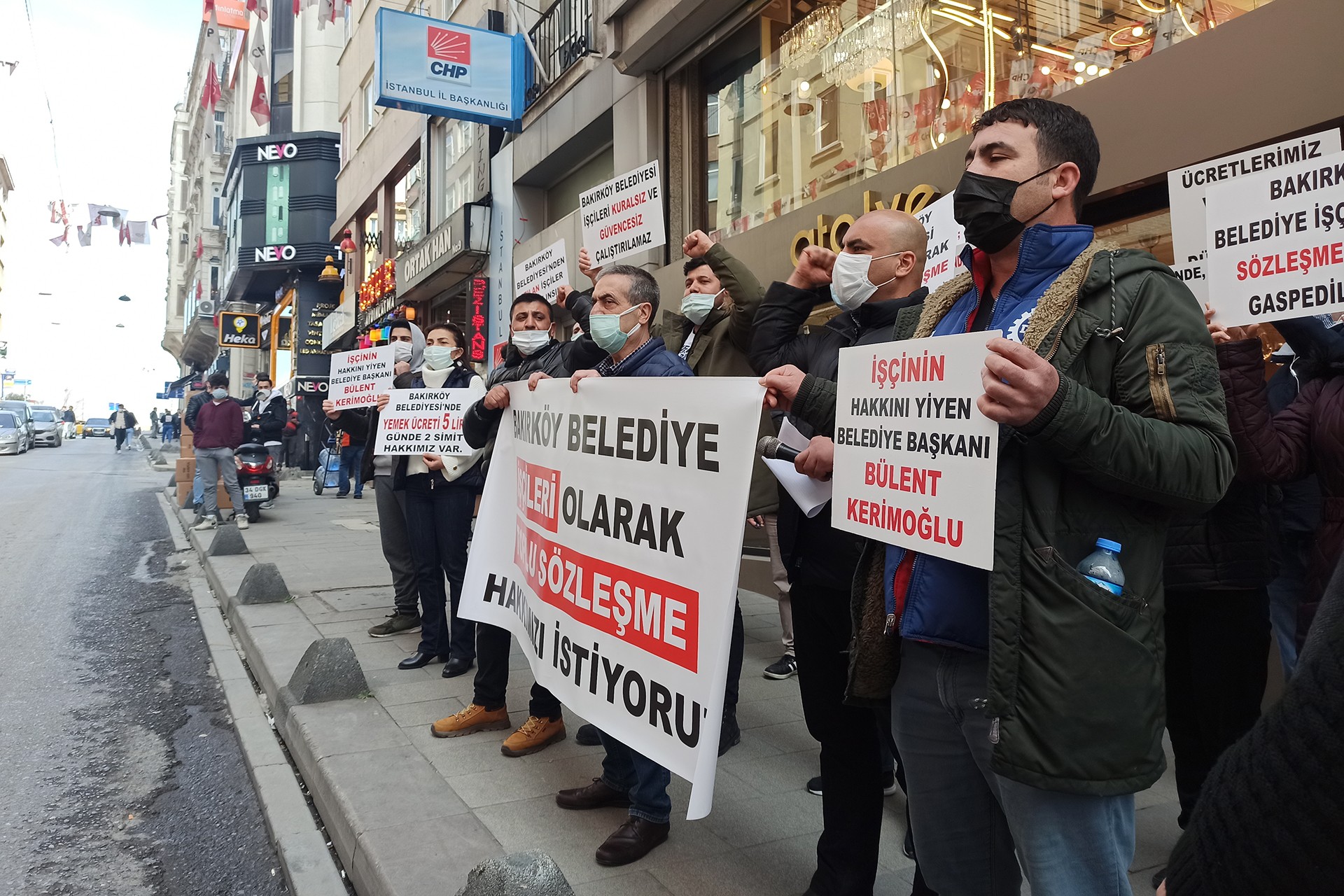 Bakırköy Belediyesi işçileri CHP İstanbul İl Başkanlığı binası önünde protesto eylemi yaparken.