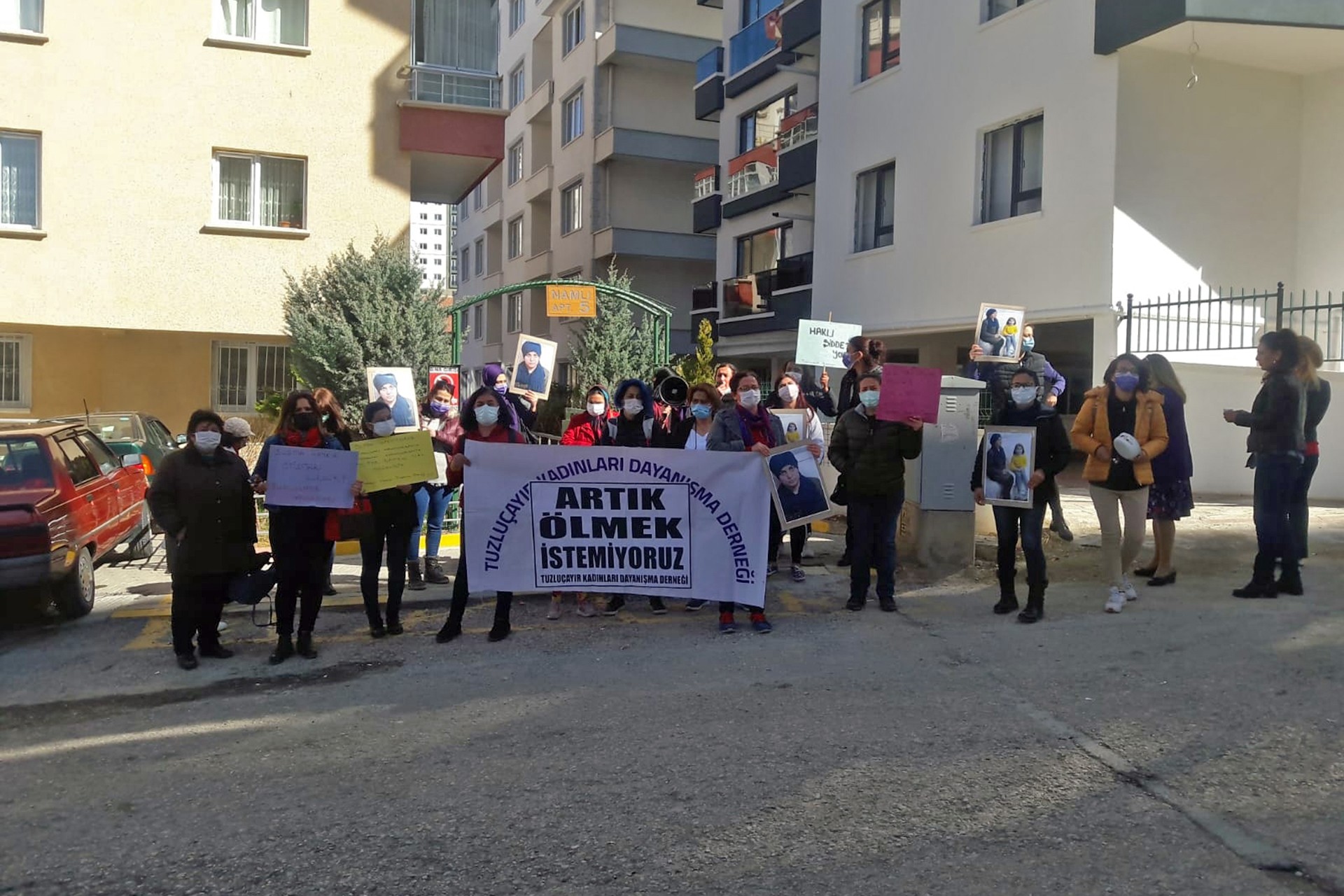 Ankara'da Tuzluçayır Kadınları Dayanışma Derneği, evli olduğu Zeynel Korkmaz tarafından 4 çocuğunun önünde öldürülen Reyhan Korkmaz’ın evinin önünde açıklama yaptı.