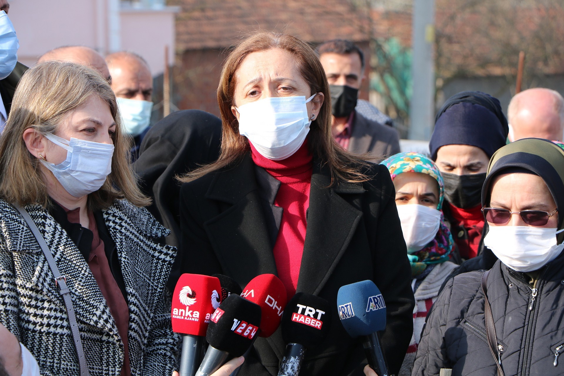 Sakarya Hendek'te 7 işçinin hayatını kaybettiği, 128 kişinin yaralandığı Büyük Coşkunlar havai fişek fabrikası patlaması davasının ikinci duruşması öncesinde DİSK Genel Başkanı Arzu Çerkezoğlu açıklama yaparken.