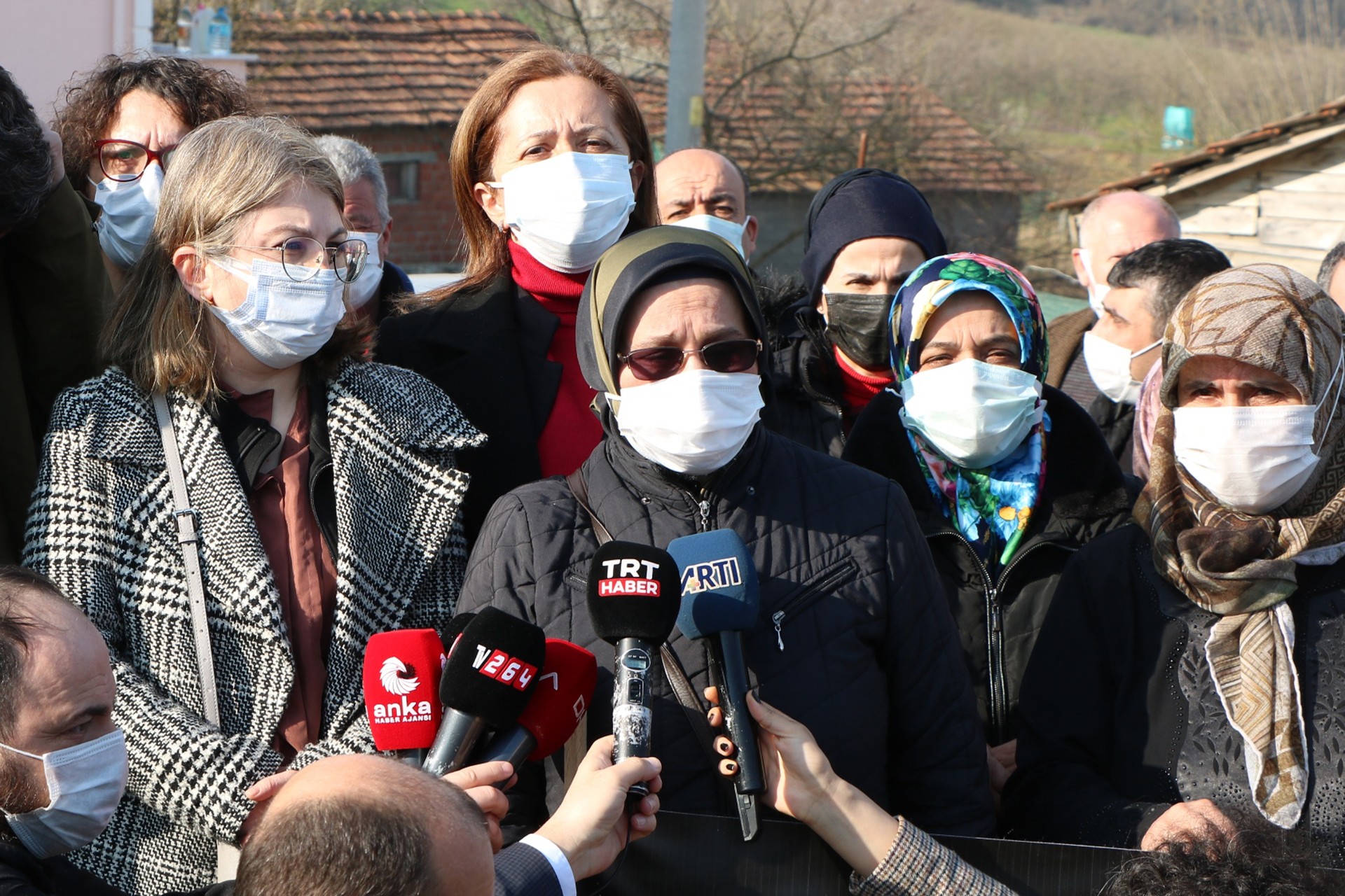 Sakarya Hendek'te 7 işçinin hayatını kaybettiği, 128 kişinin yaralandığı Büyük Coşkunlar havai fişek fabrikası patlaması davasının ikinci duruşması öncesinde patlamada yakınını kaybeden Hatun Tepeçınar açıklama yaparken.