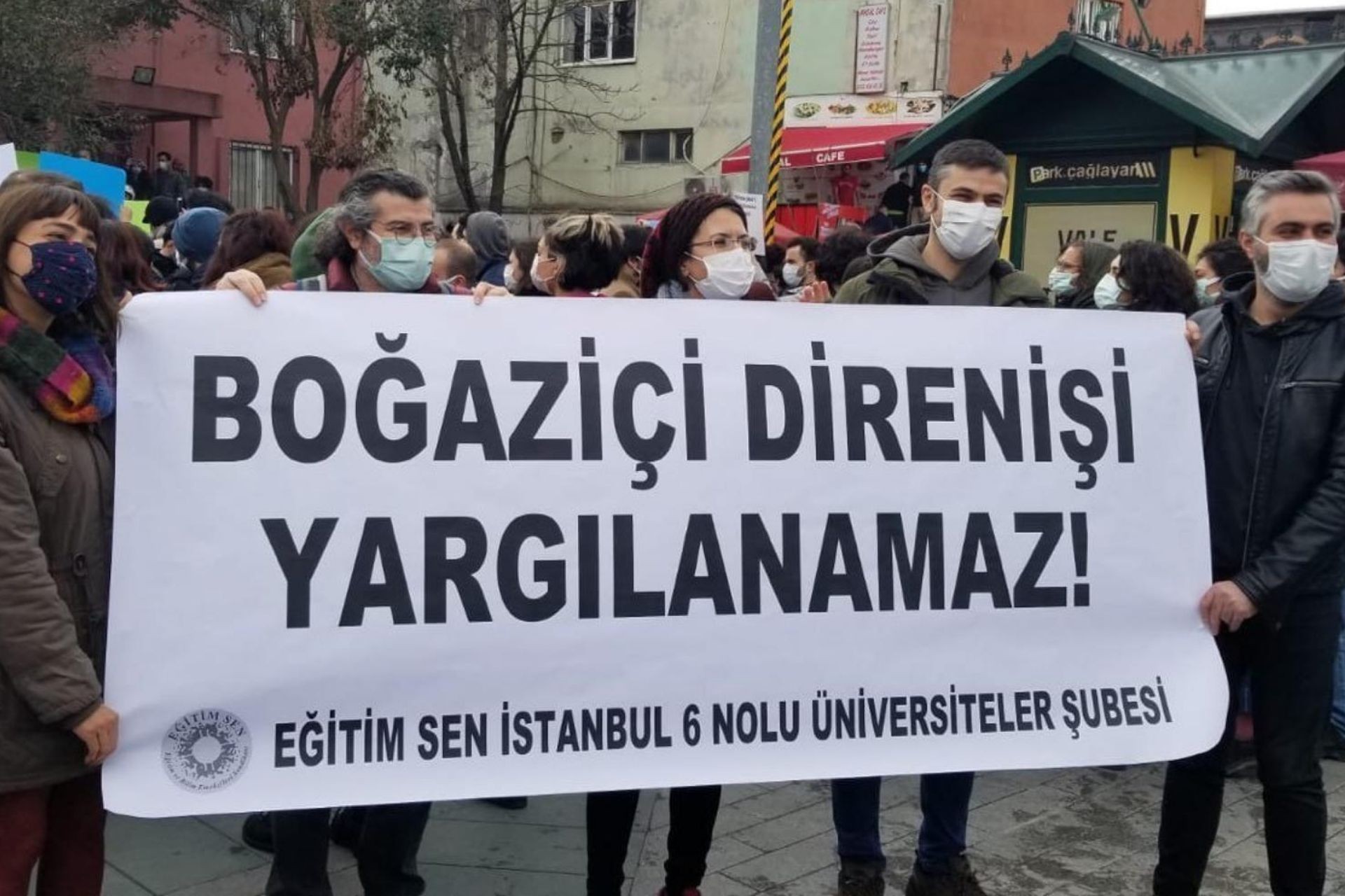 İstanbul Adliyesi önünde Eğitim Sen İstanbul 6 Nolu Üniversiteler Şubesinin pankartı 