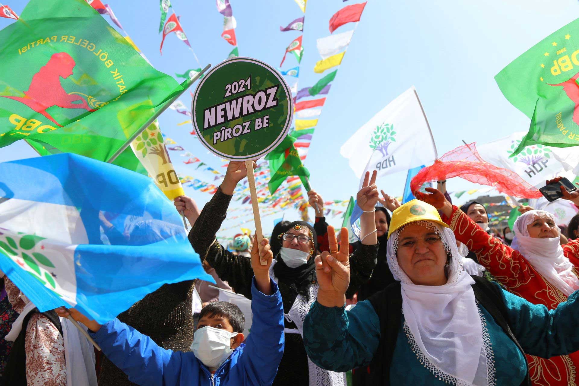 Bölge illerinde Newroz coşkusu: Meydanlar barış ve özgürlük diye inledi