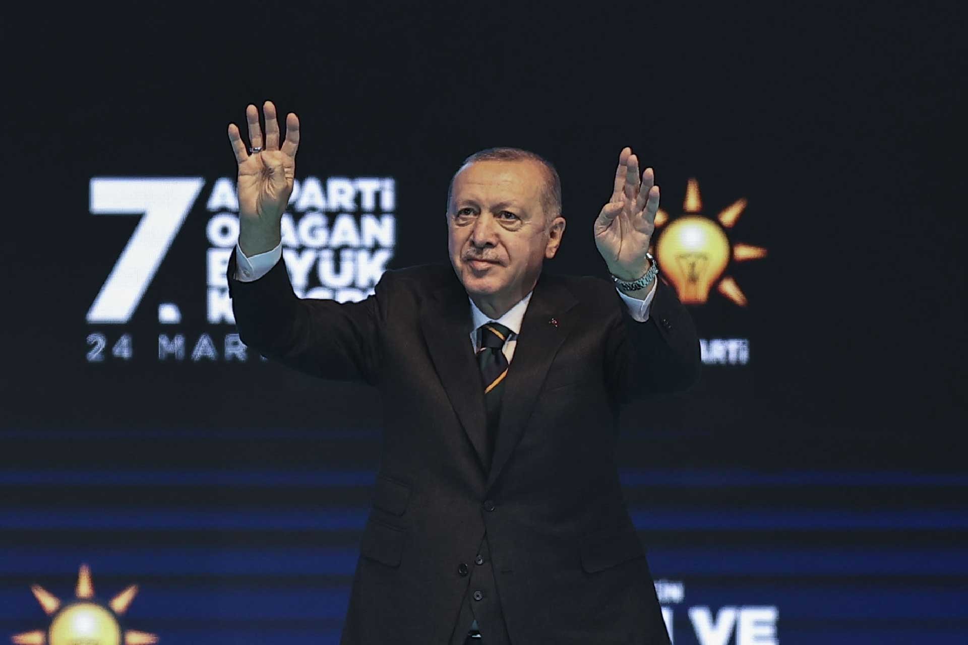 Erdoğan rabia işareti yaparken