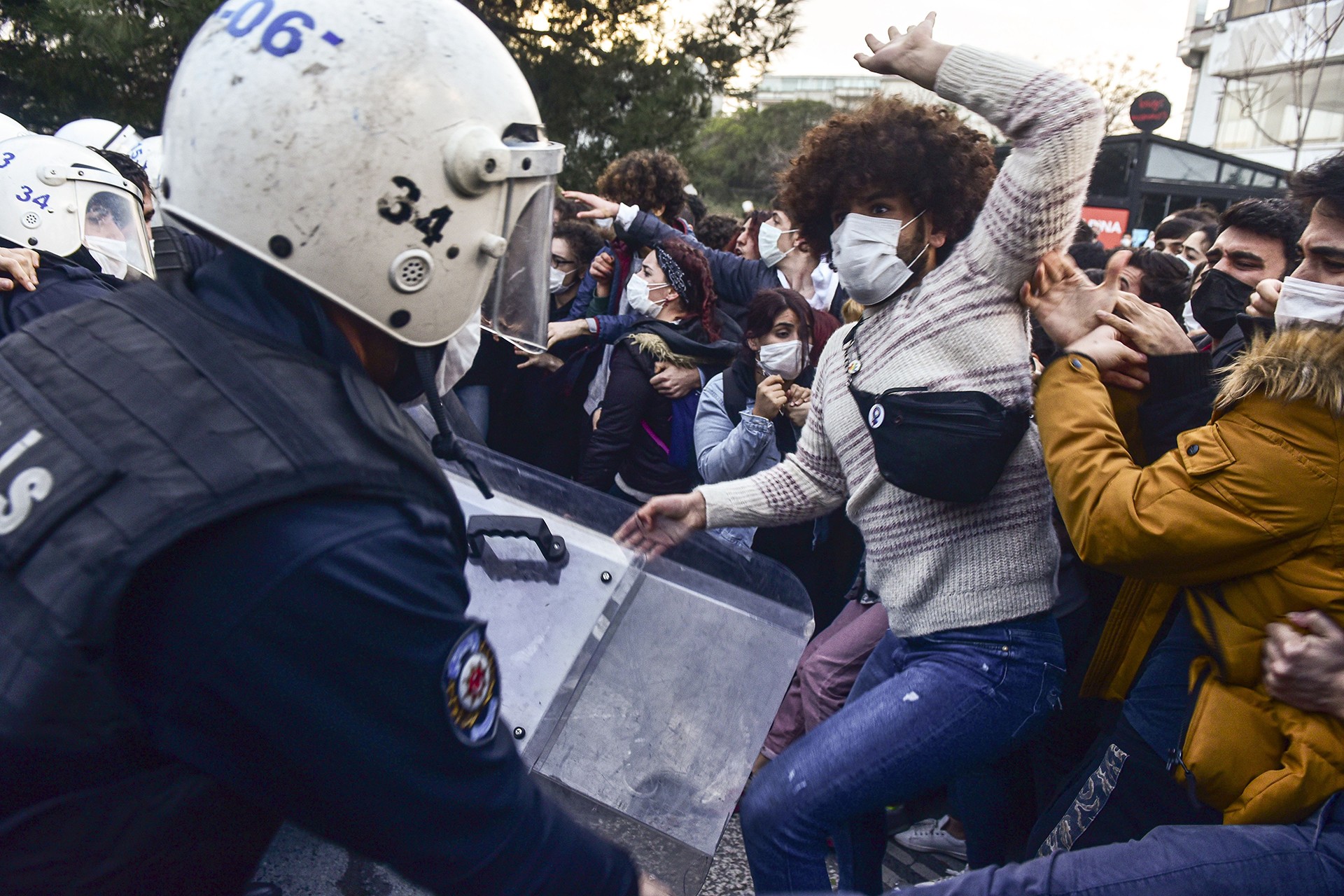 Metin Göktepe Fotoğraf  Ödülü, Boğaziçi Üniversitesi öğrencilerinin 4 Ocak 2021 tarihindeki ilk protesto gösterilerinde çektiği ‘Başkaldırı’ adlı fotoğrafı ile Zeynep Kuray’ın oldu