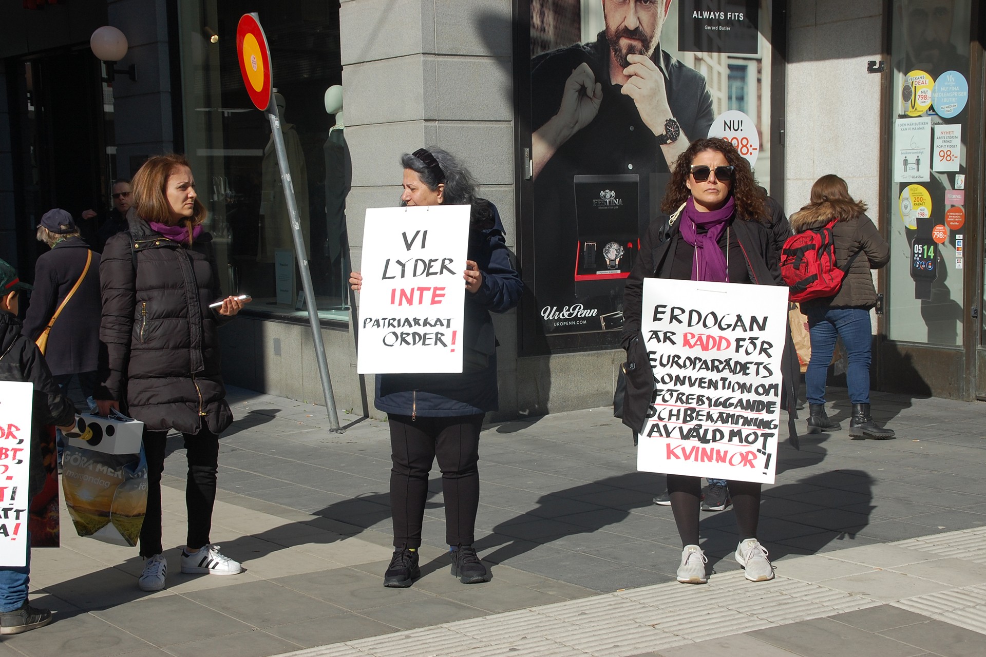 Stockholm'de Türkiye'nin İstanbul Sözleşmesi'nden çekilmesi protesto edildi