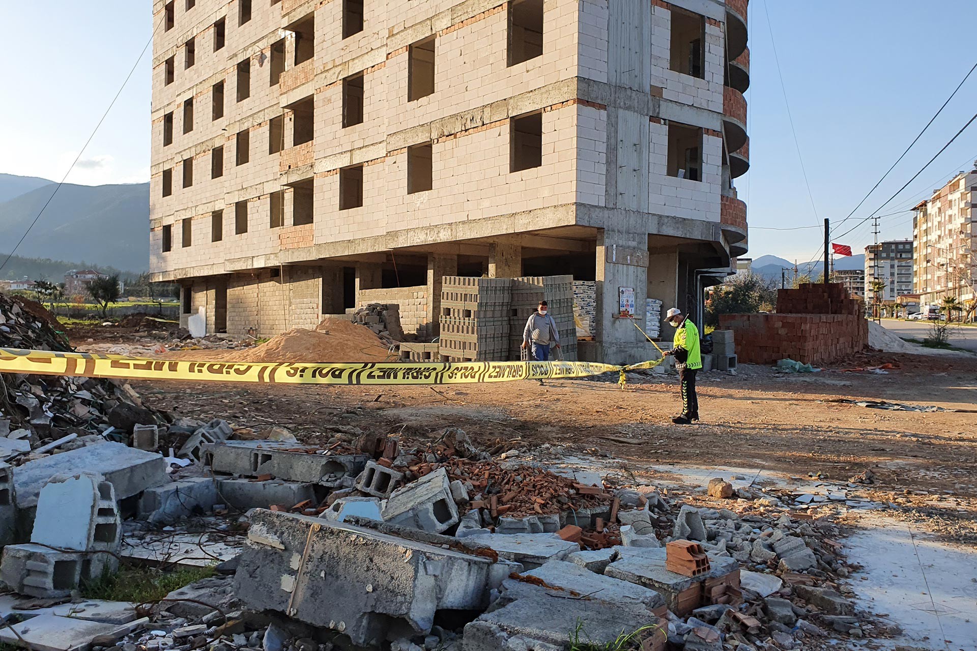 Hatay'da inşaat halindeki binanın 6. katından düşen mülteci işçi yaşamını yitirdi