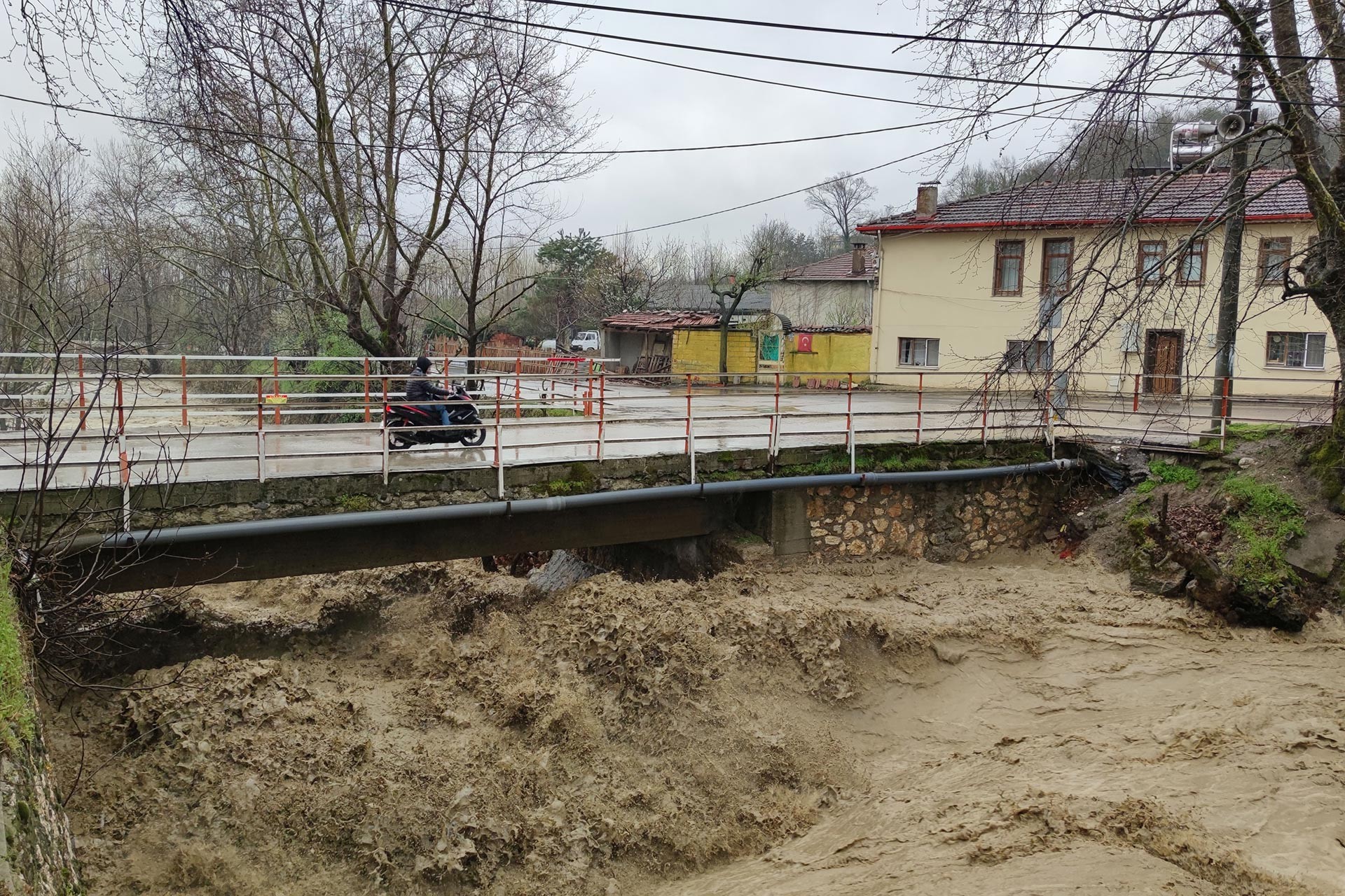 Bursa'da sağanak dereleri taşırdı