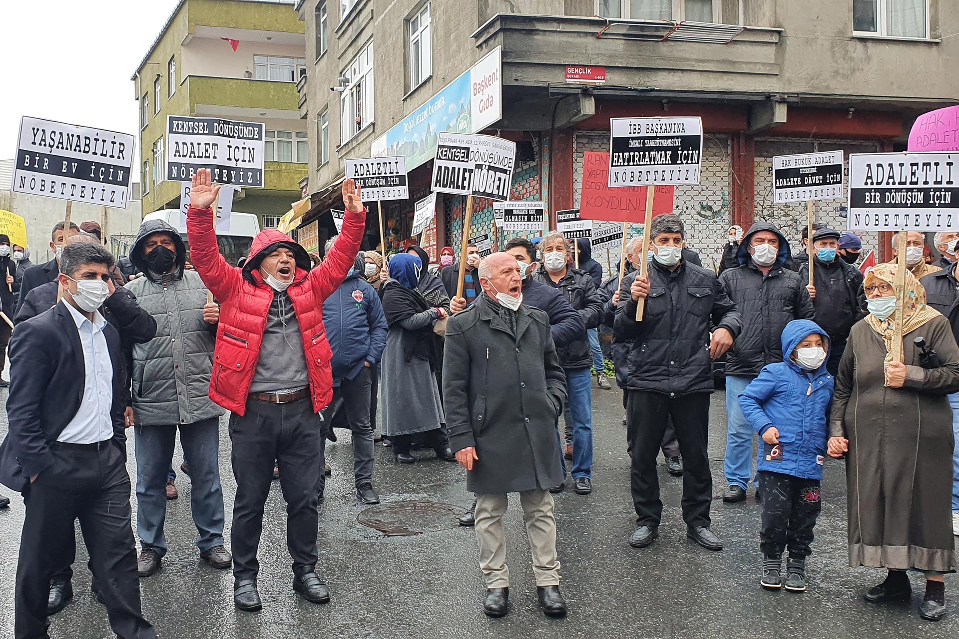 Yeşilpınar'da kentsel dönüşümü protesto eden yurttaşlar 