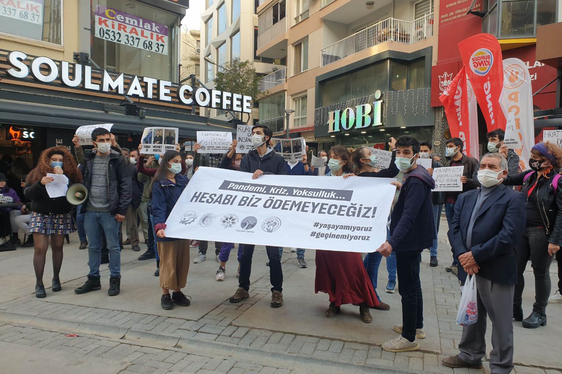 İzmir'de kafe ve bar çalışanları açıklama yaptı