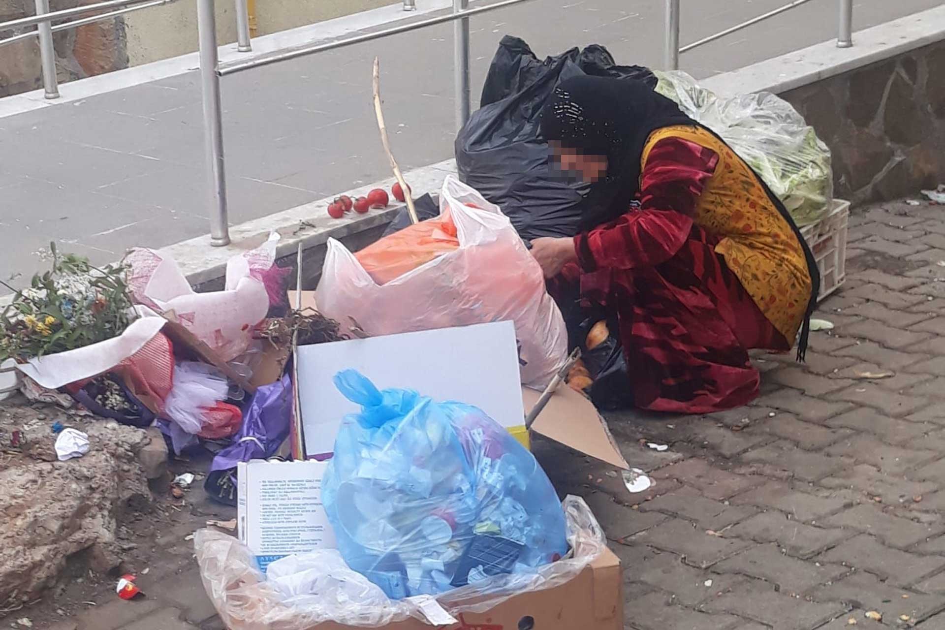 Açlığın fotoğrafı: Yiyecek bulamayan yurttaş, çöplere yöneliyor