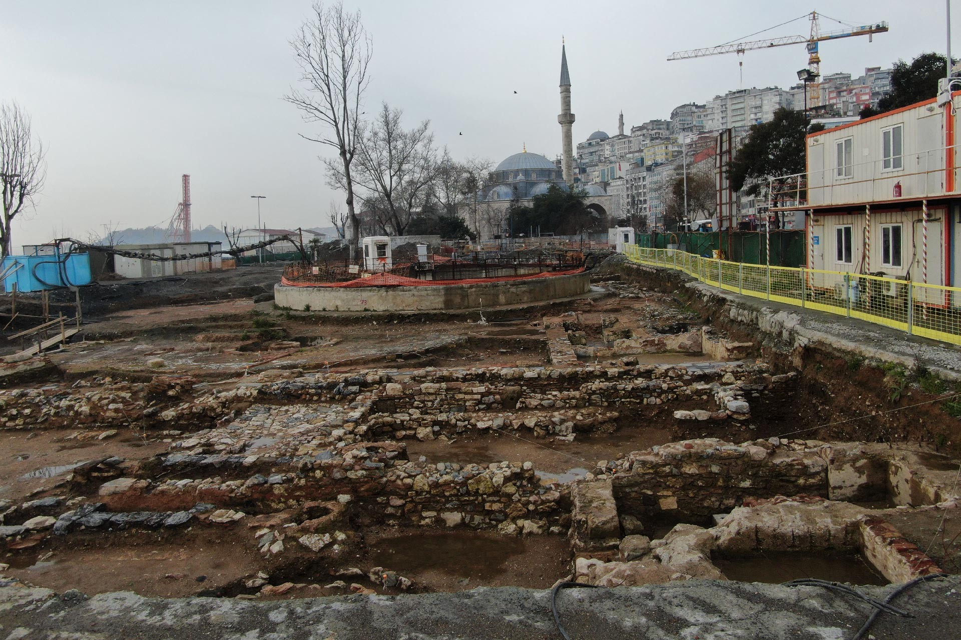 Ermys Konserve Fabrikası'nın taş temelleri 