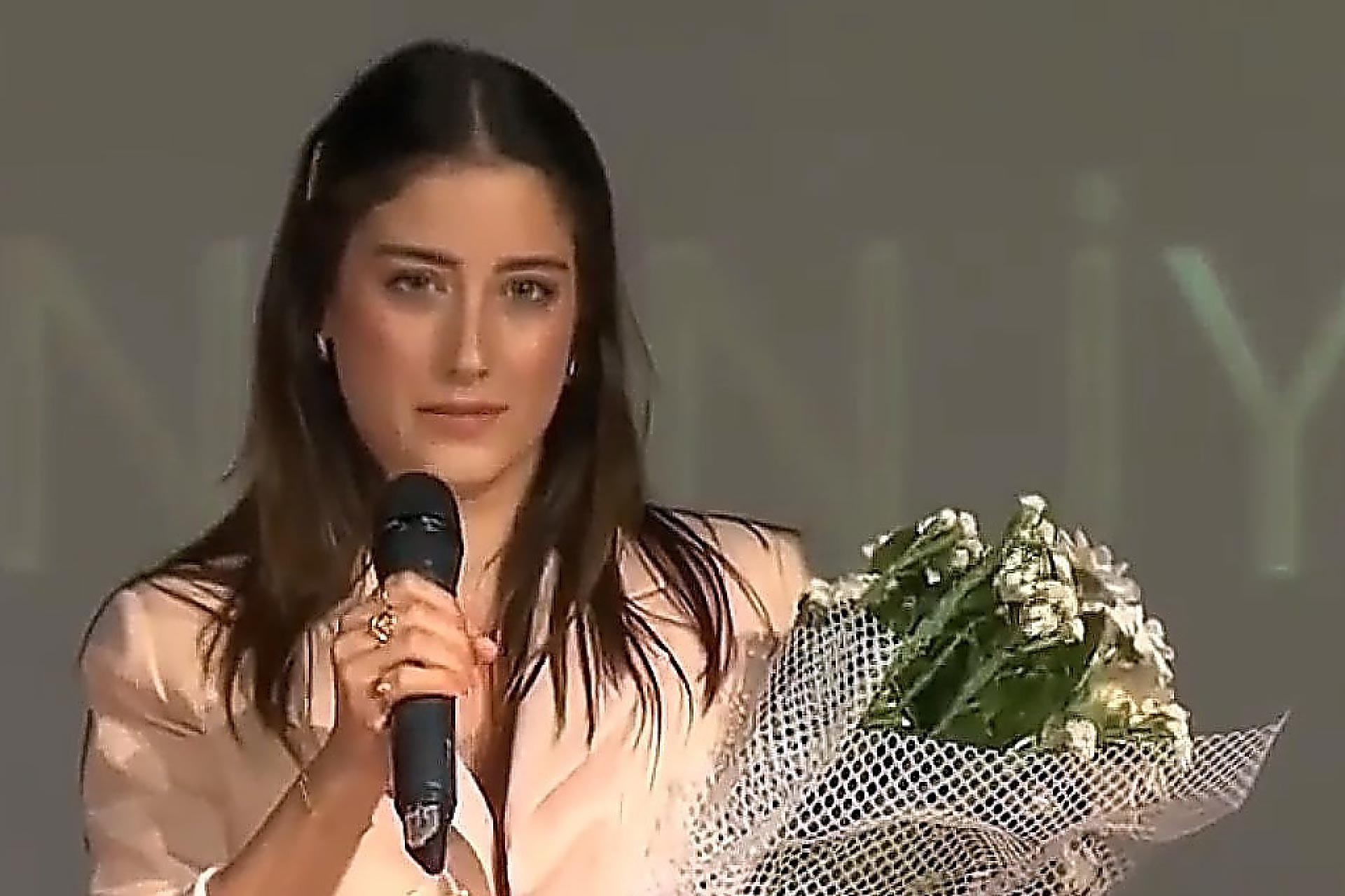 Hazal Kaya'dan Ahmet Hakan'a tepki: Senin fikrinin ne önemi var vasat herif