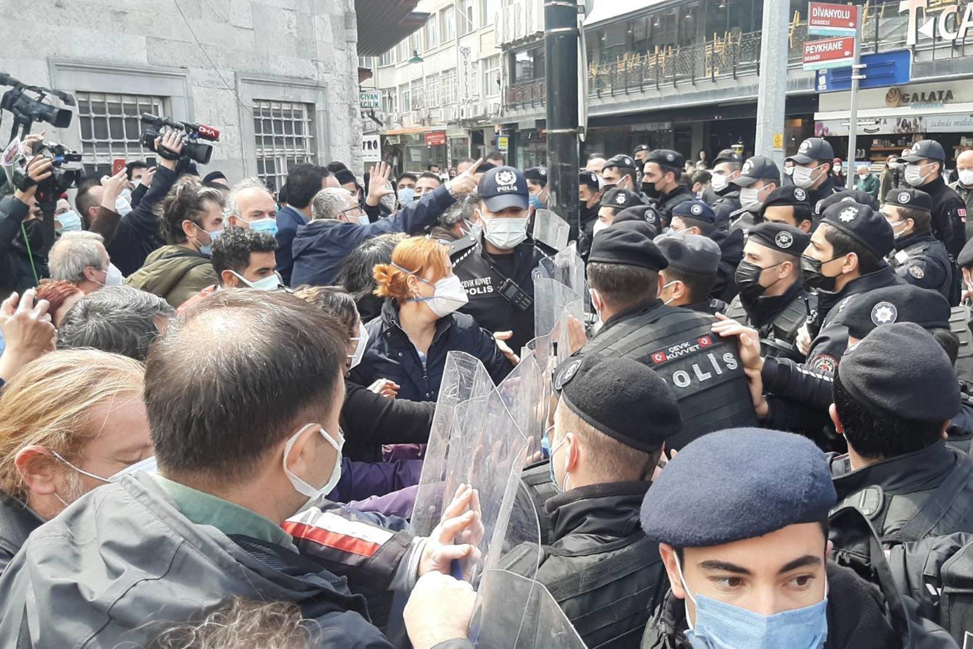 Sağlıkçıların önü polislerce kesilmiş.