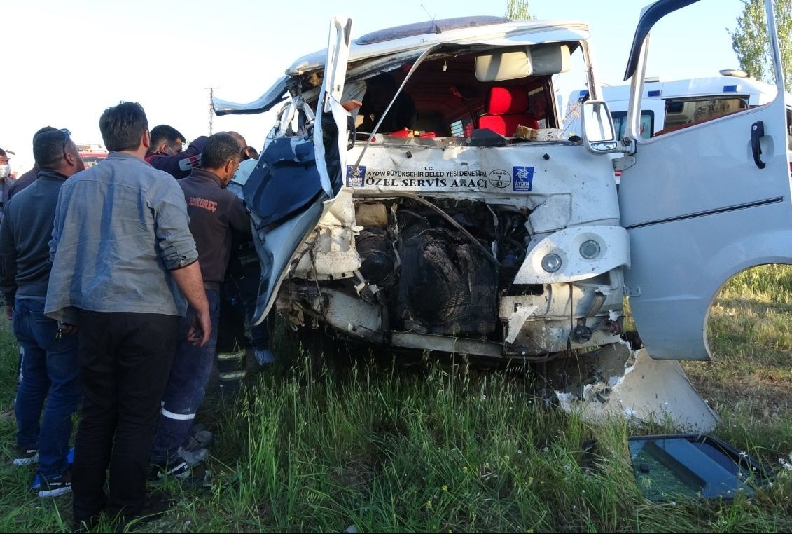 Aydın'da işçi servisi ile kamyonet çarpıştı: 3 yaralı