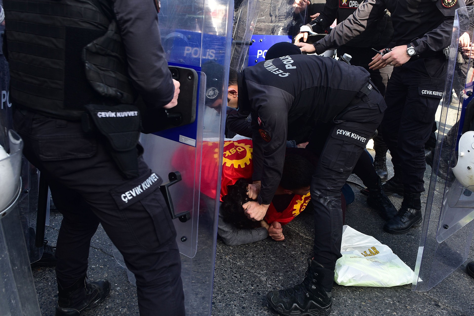 Polis gözaltına alırken kafasına bastırıyor