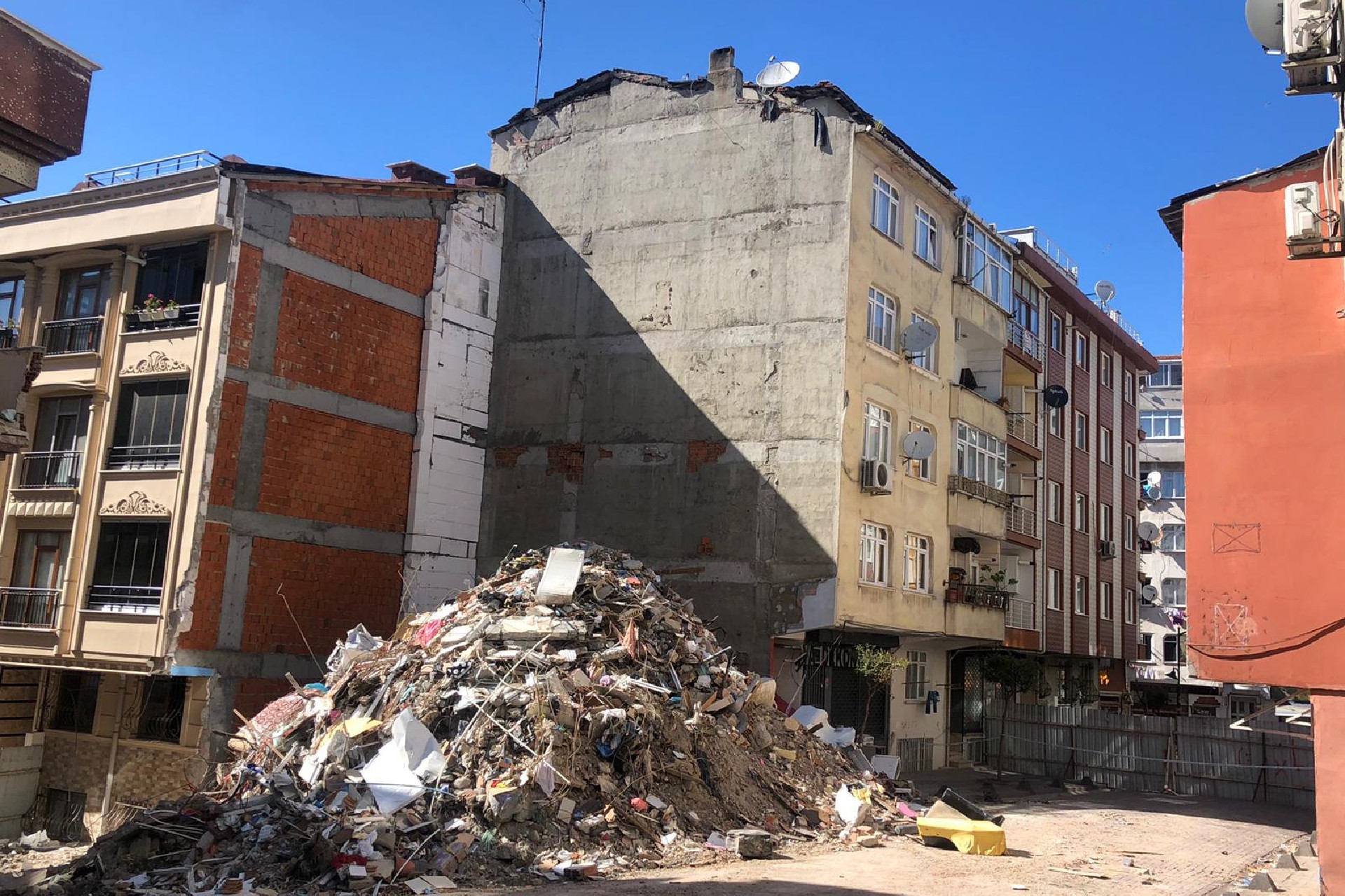 Zeytinburnu'nda çöken binanın bitişiğindeki bina yıkılacak