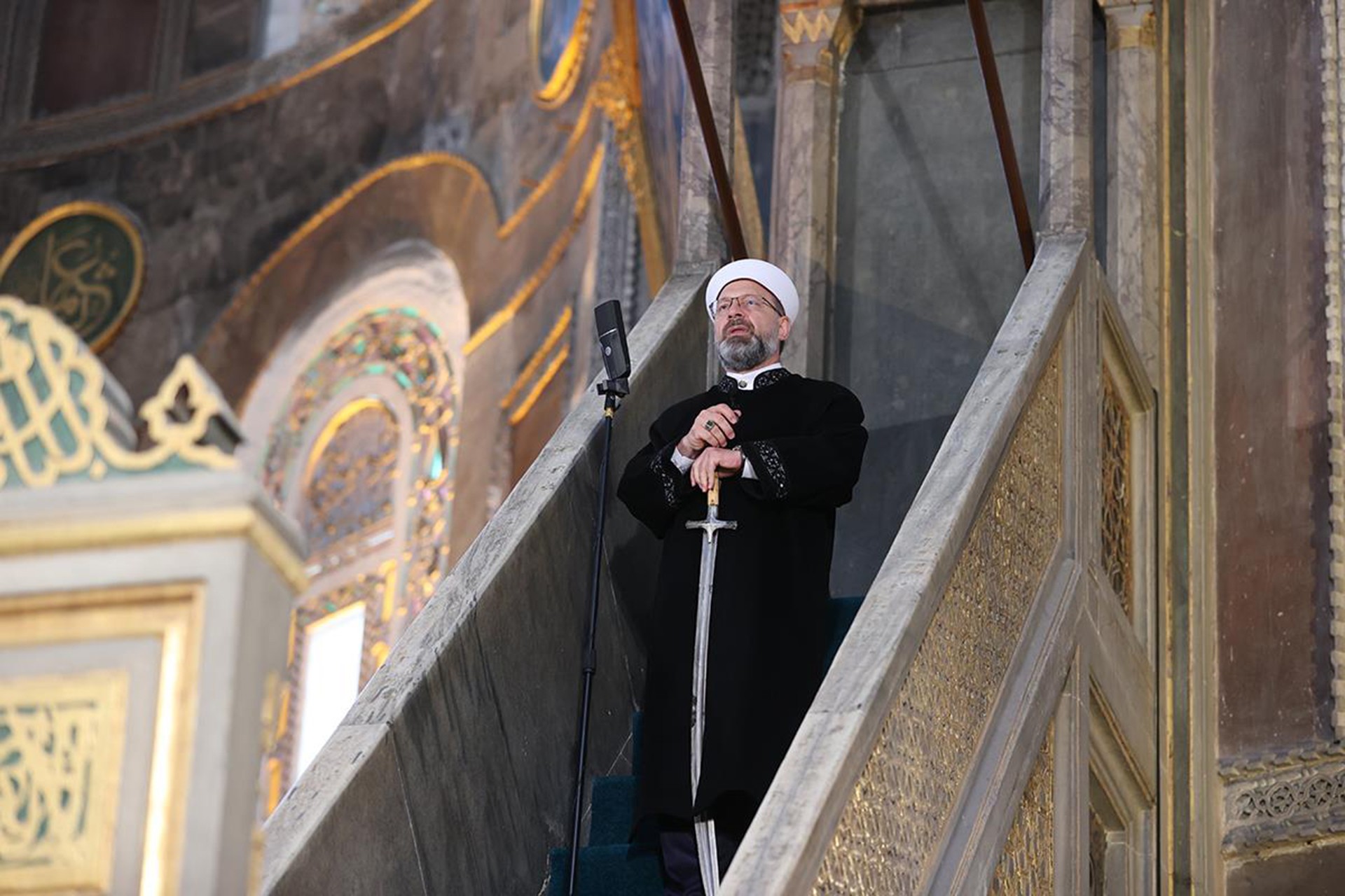 Ayasofya’da bayram namazı kıldıran Diyanet İşleri Başkanı minbere yine kılıçla çıktı