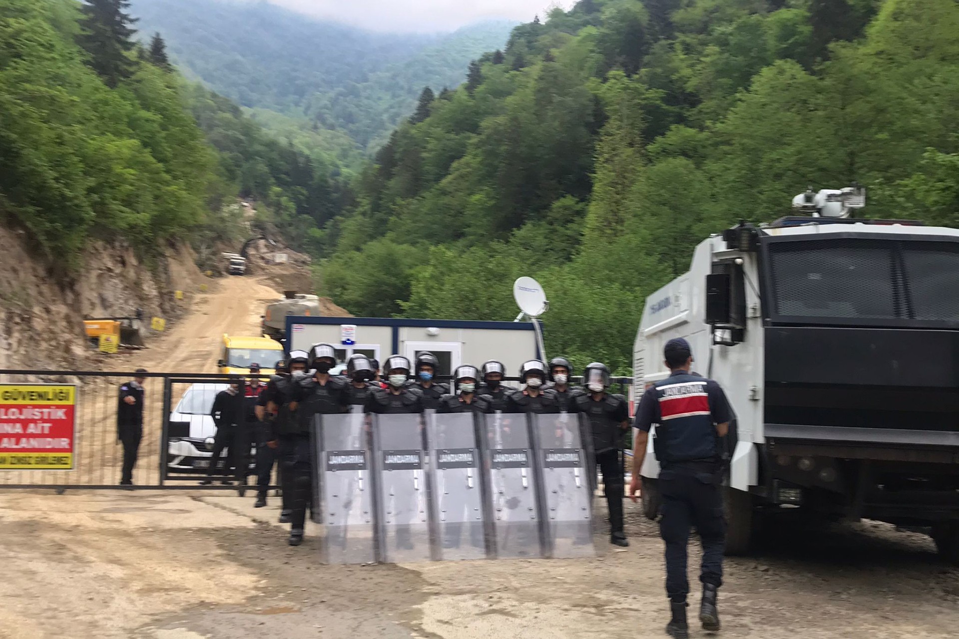 Eylem yasağı kararı alınan İkizdere'ye jandarma ve TOMA sevk edildi