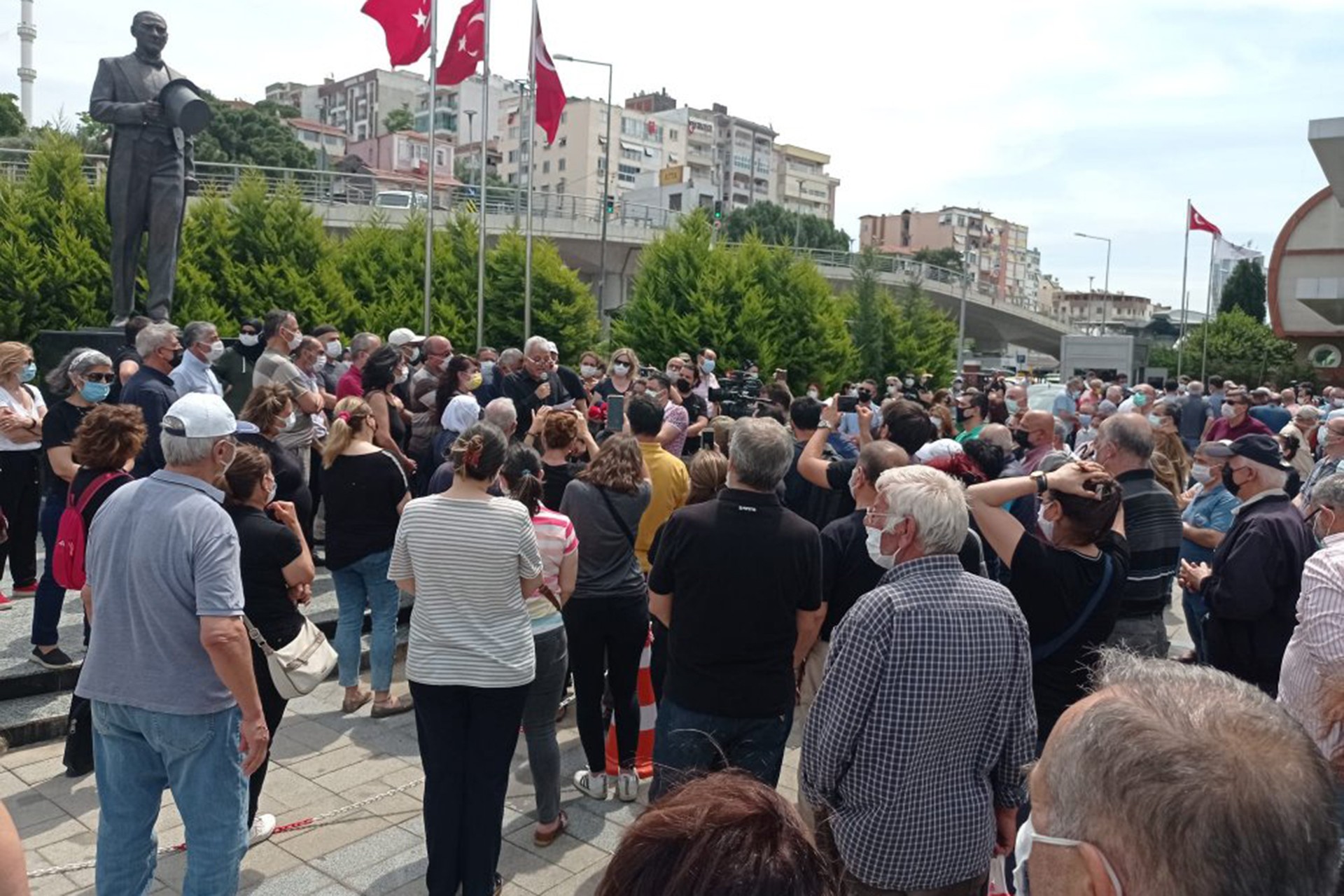 Depremzedeler emsal artışına ilişkin Bayraklı Belediyesine dilekçe verdi