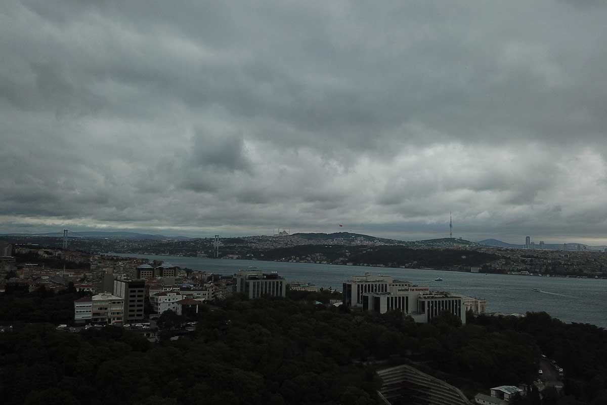 İstanbul birden karardı, beklenen yağış öğle saatlerinde başladı