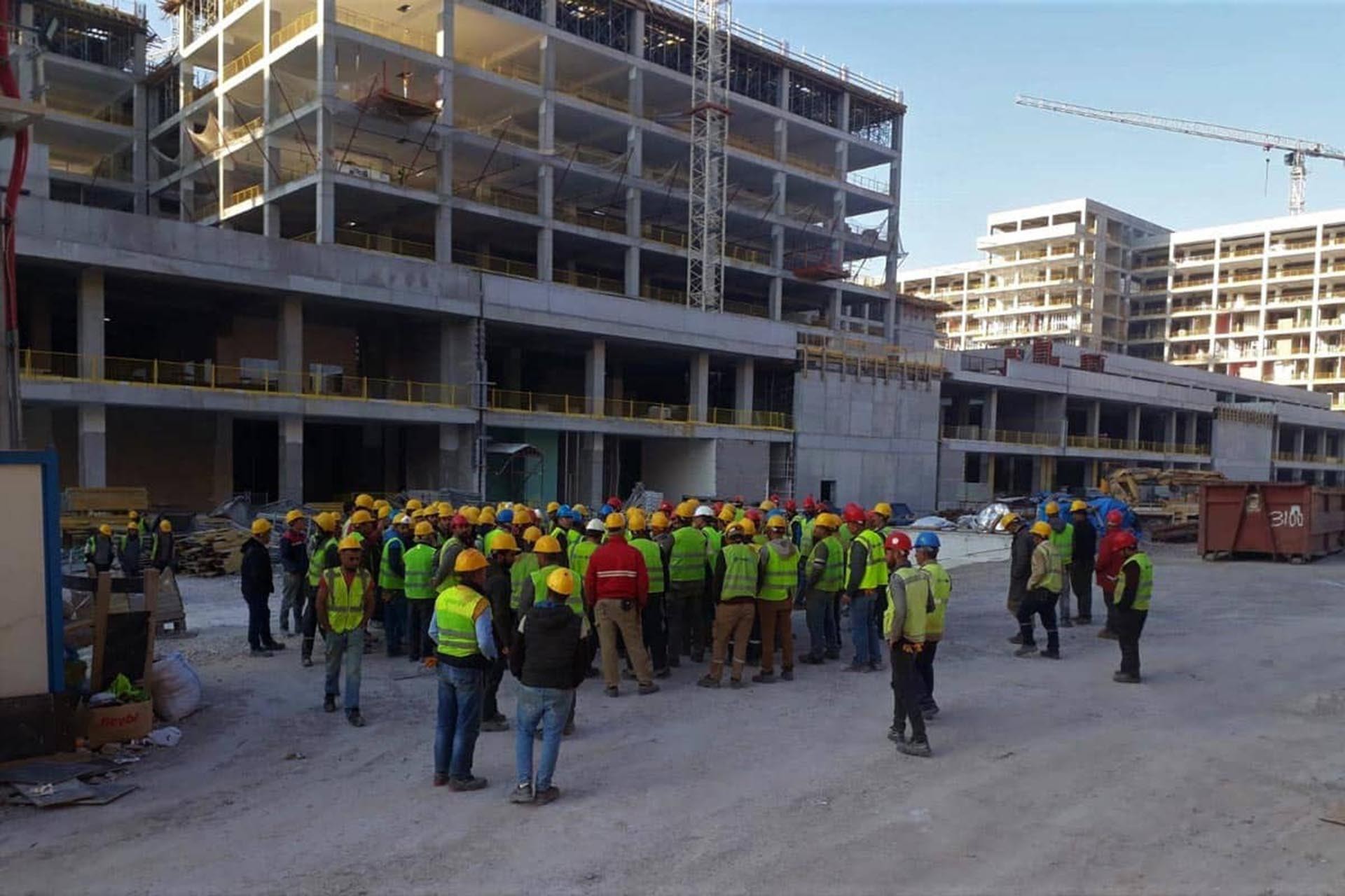 Bayraklı’da yapımı süren şehir hastanesinde işçiler alacakları için iş bıraktı