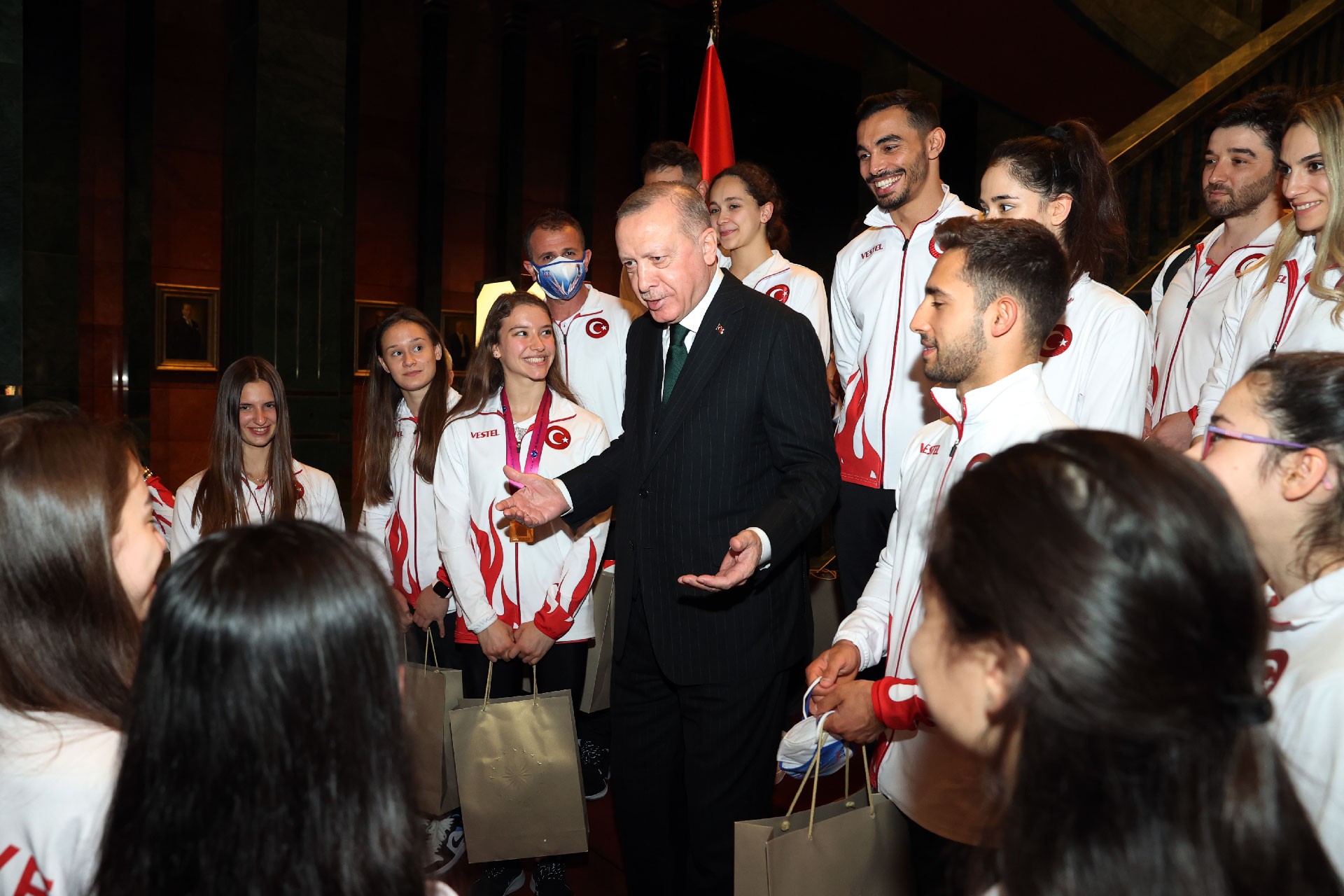 Erdoğan'dan cimnastikçilere: Madalyaları çaldırmayın ha!