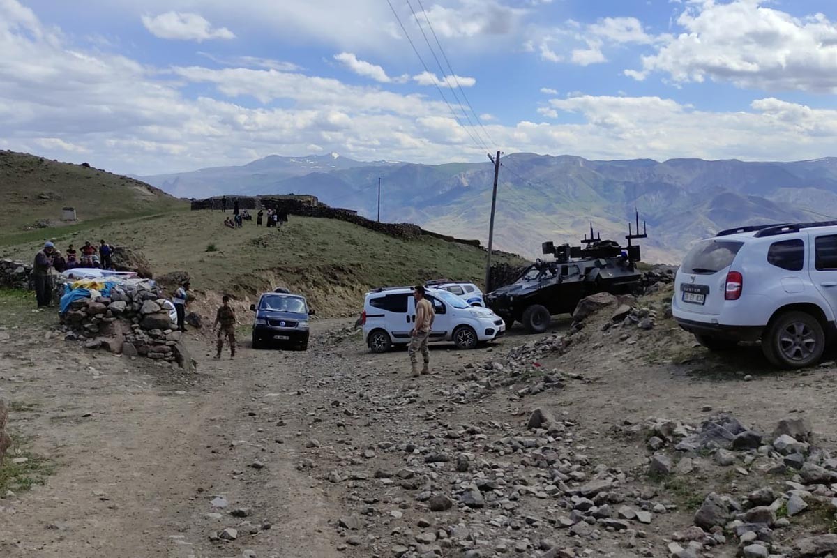 Kars'ta araç şarampole devrildi, 1'i asker, 1'i avukat 4 kişi yaşamını yitirdi