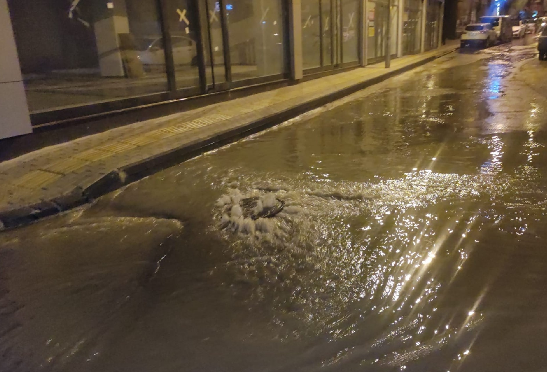 Bursa'da sağanak etkili oldu, cadde ve sokaklar su altında kaldı